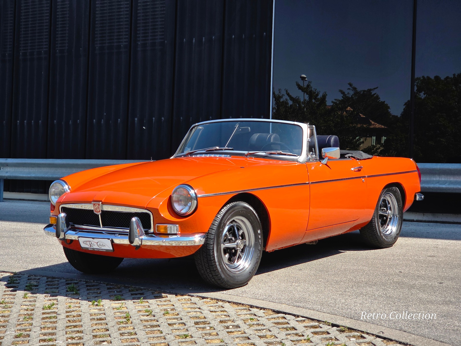 MG MGB - voiture CH - pare-chocs chromés - overdrive - pneus neufs - excellent état - couvre-tonneau - expertisée vétéran 05.26.-image-3