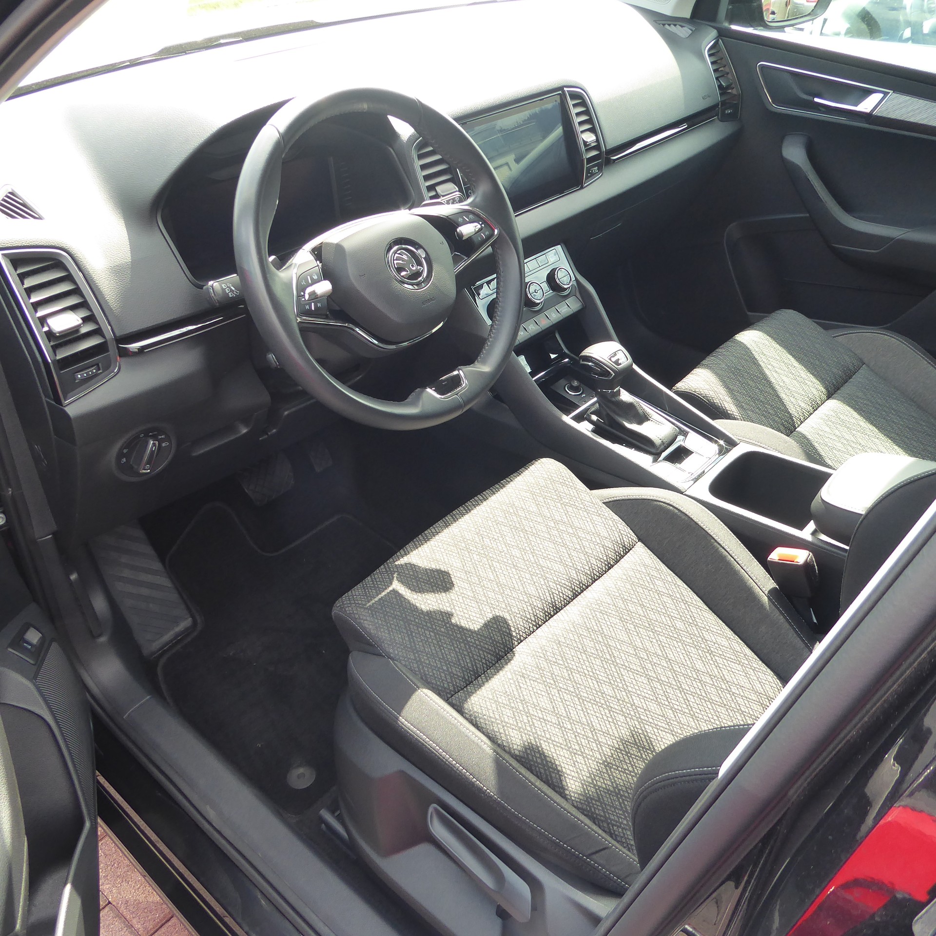 SKODA Karoq 2.0 TDI CR Style 4x4 DSG-image-4