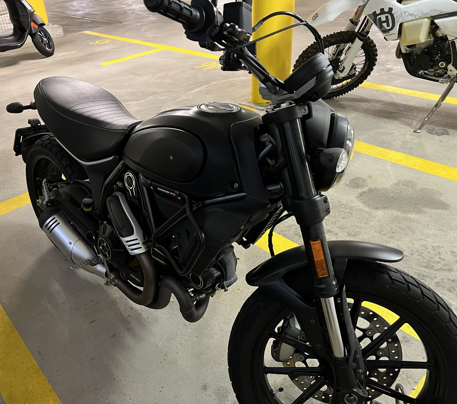 DUCATI Scrambler 803 Icon Dark-image-1