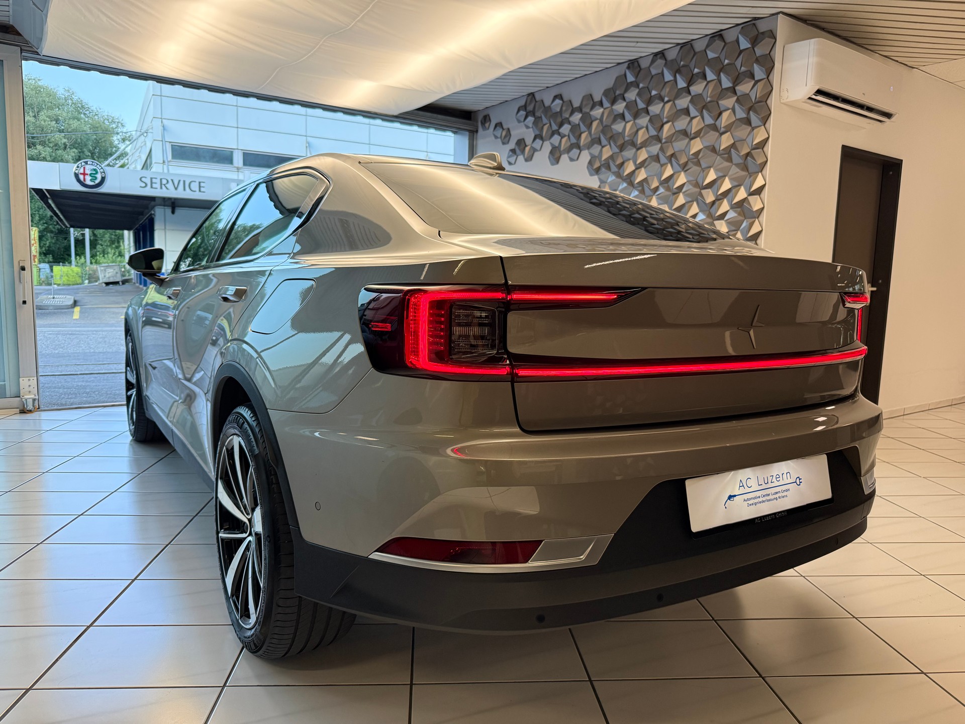 POLESTAR Polestar 2 Standard Range Single 69kWh MY23-showroom-element-1