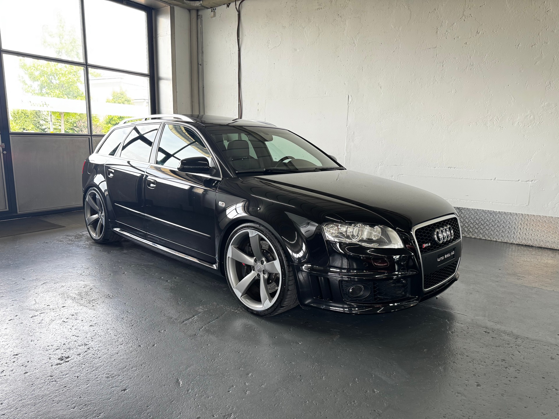 AUDI RS4 4.2 Quattro-showroom-element-1
