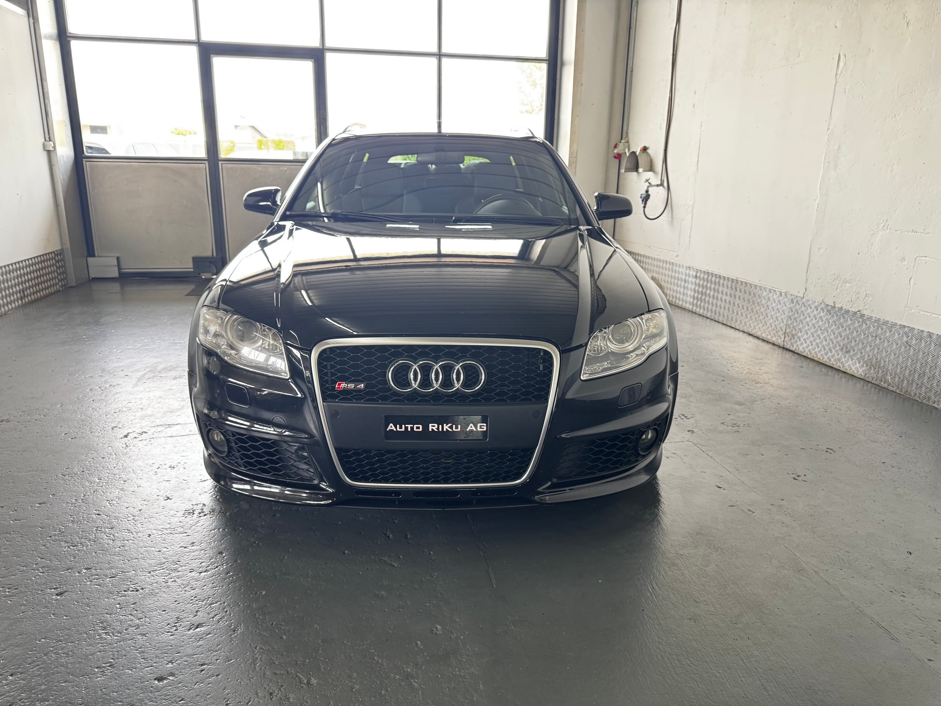 AUDI RS4 4.2 Quattro-showroom-element-3