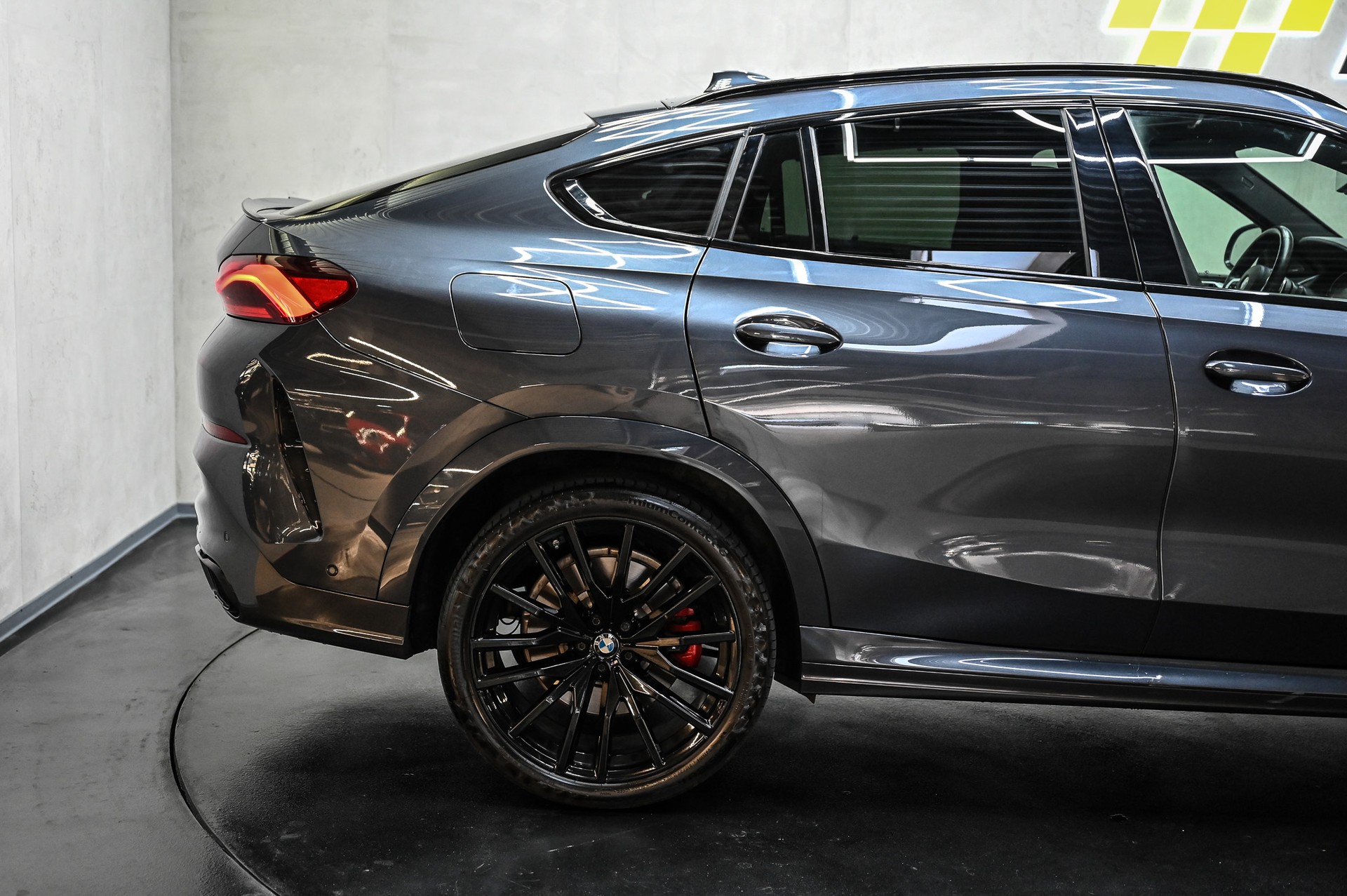 BMW X6 M50i-image-13
