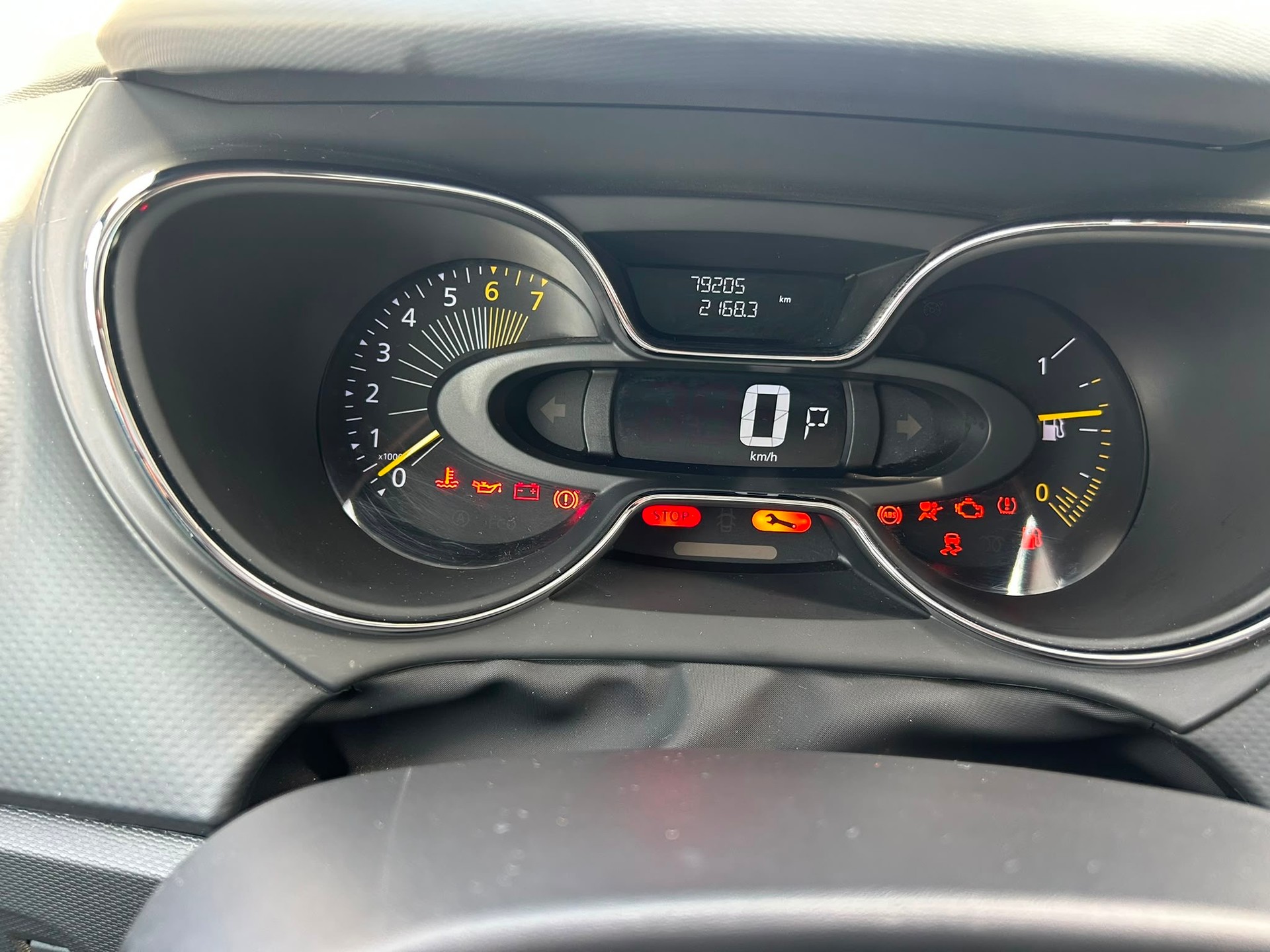 RENAULT Captur 1.2 T 16V Privilège EDC-image-9