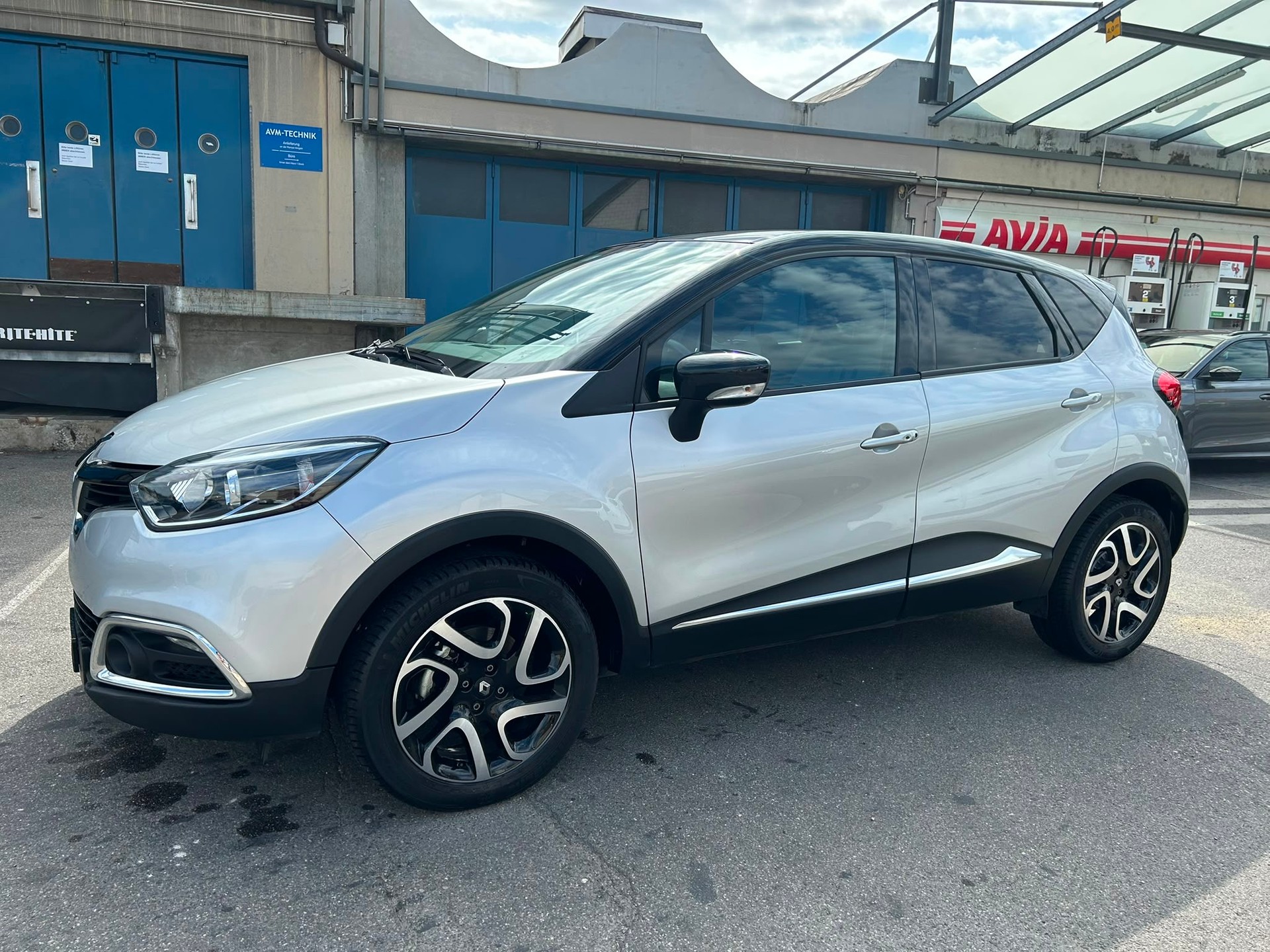 RENAULT Captur 1.2 T 16V Privilège EDC-image-1