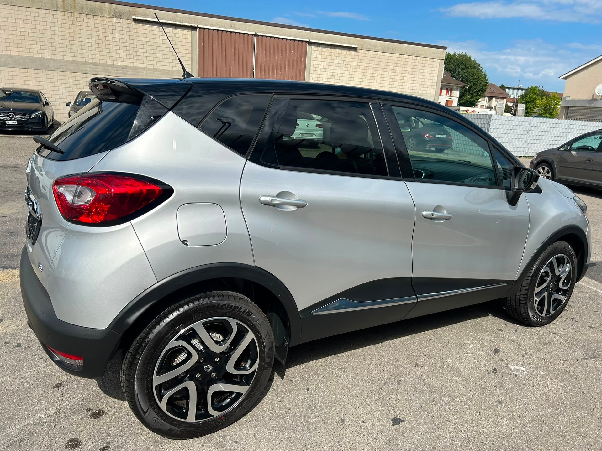 RENAULT Captur 1.2 T 16V Privilège EDC-image-3