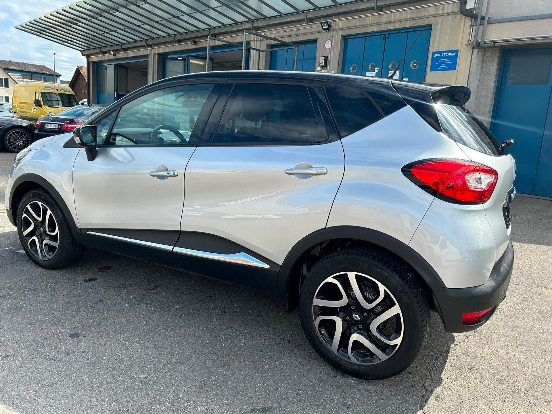RENAULT Captur 1.2 T 16V Privilège EDC-image-4