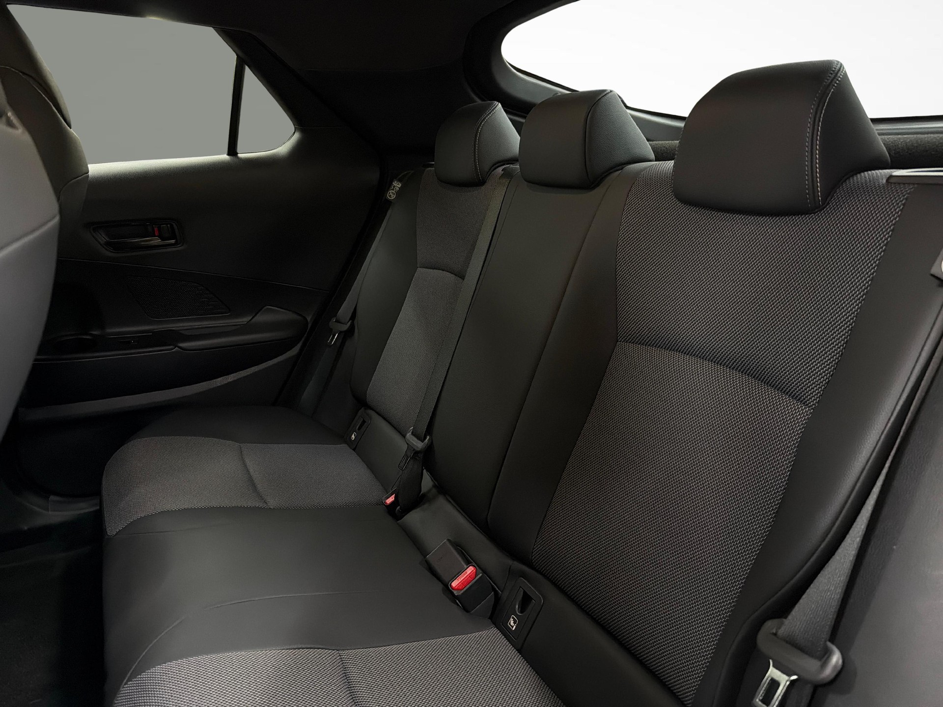 TOYOTA C-HR 2.0 PHEV Style-image-10