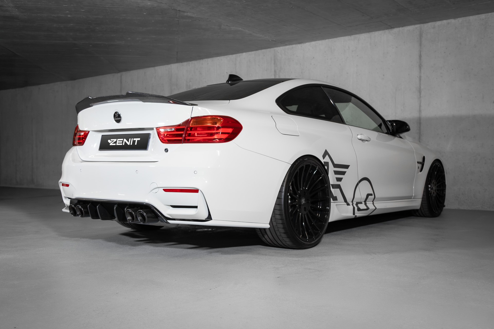 BMW M4 Coupé DKG-showroom-element-3