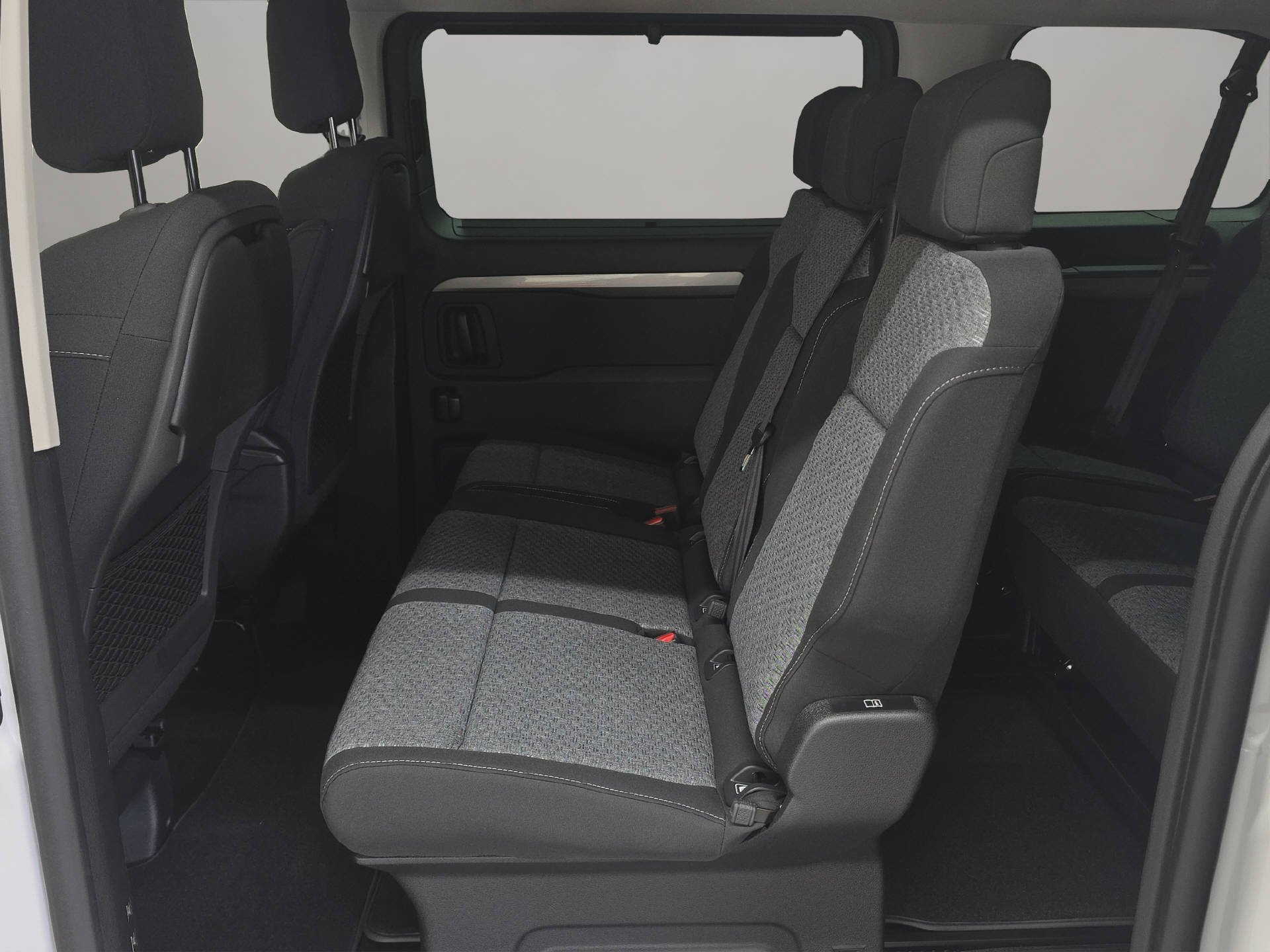 PEUGEOT Traveller Standard 2.2 BlueHDi 180 Family Edition S/S-image-10