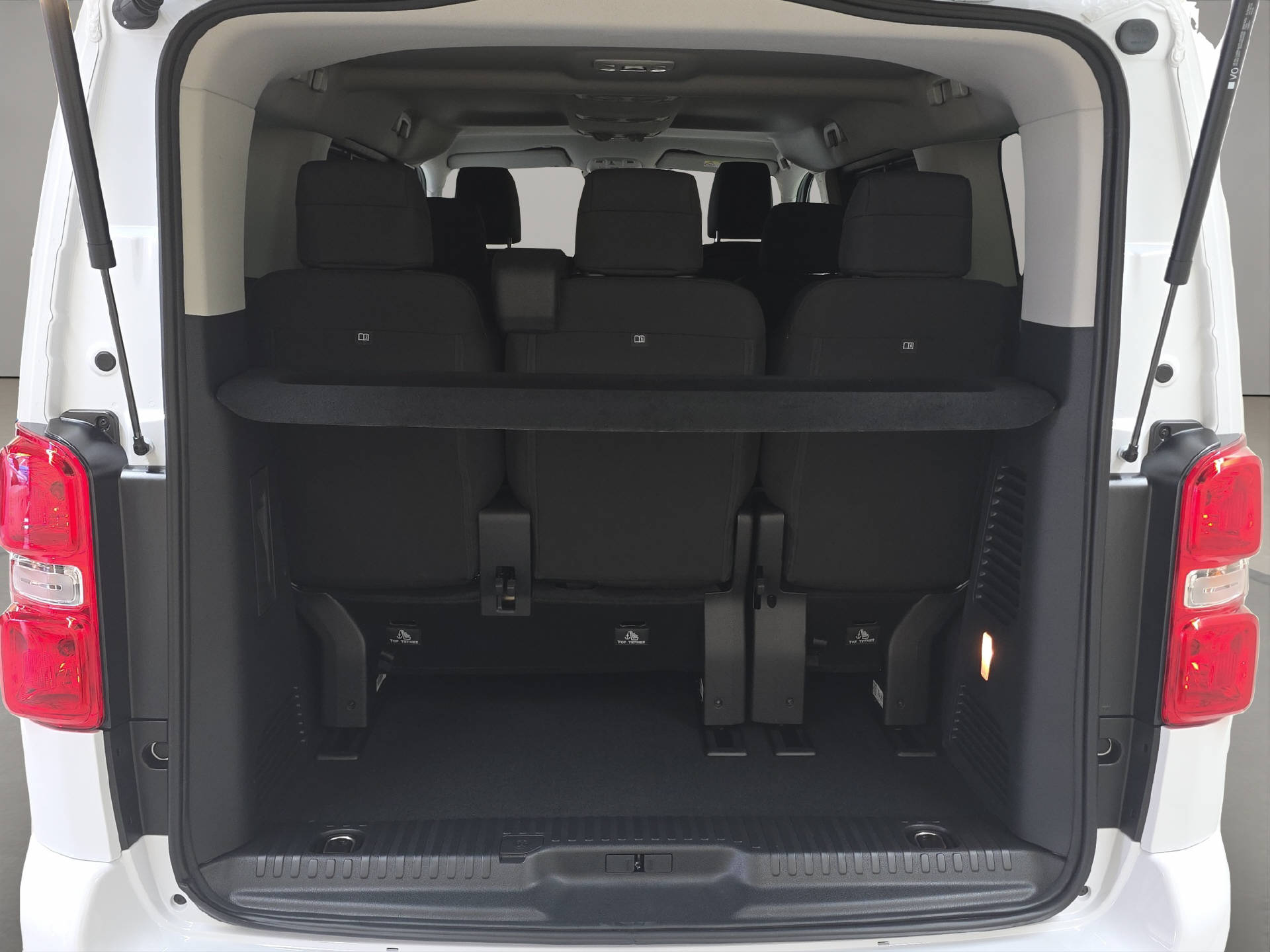 PEUGEOT Traveller Standard 2.2 BlueHDi 180 Family Edition S/S-image-12