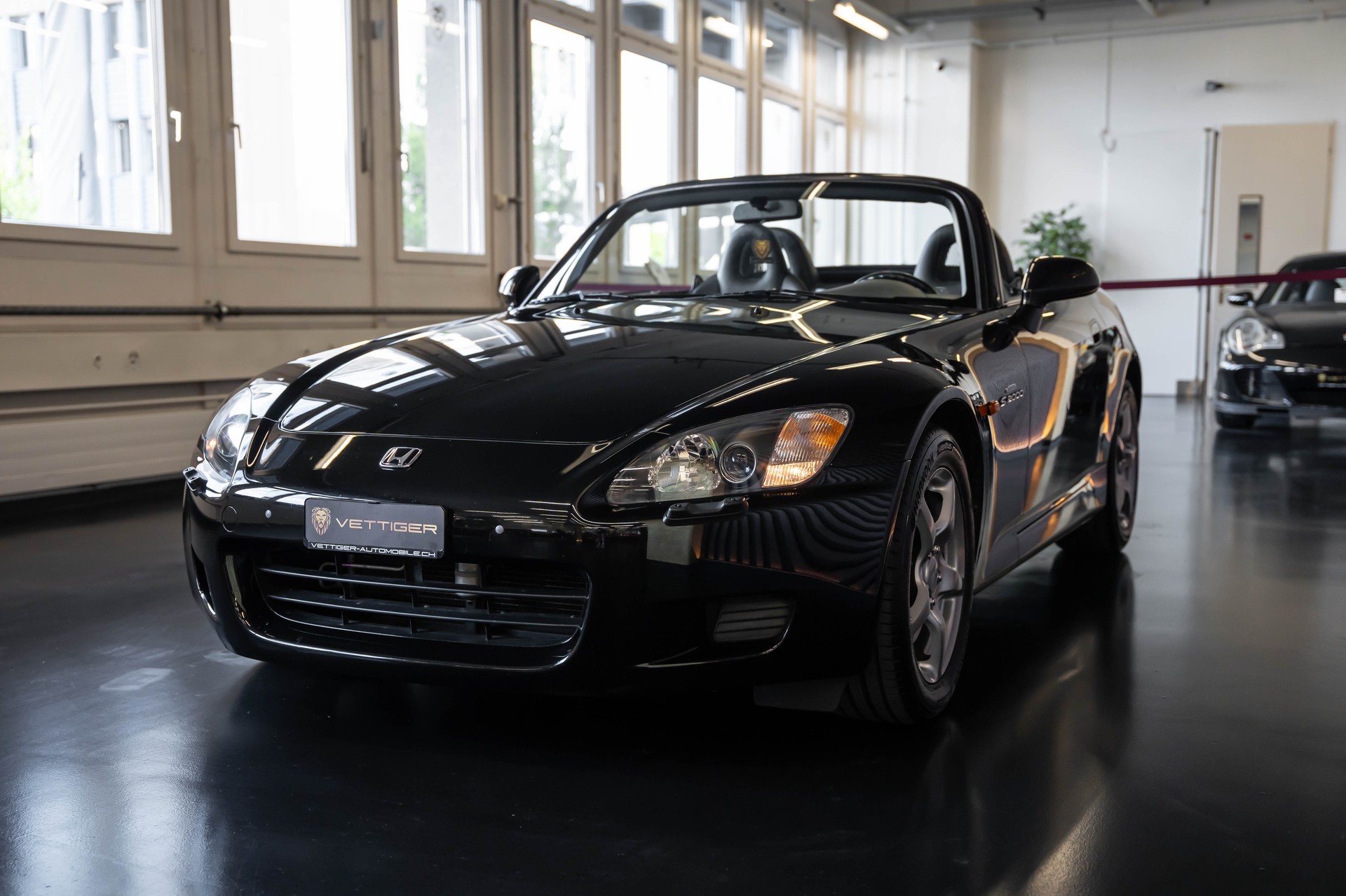 HONDA S2000-showroom-element-3