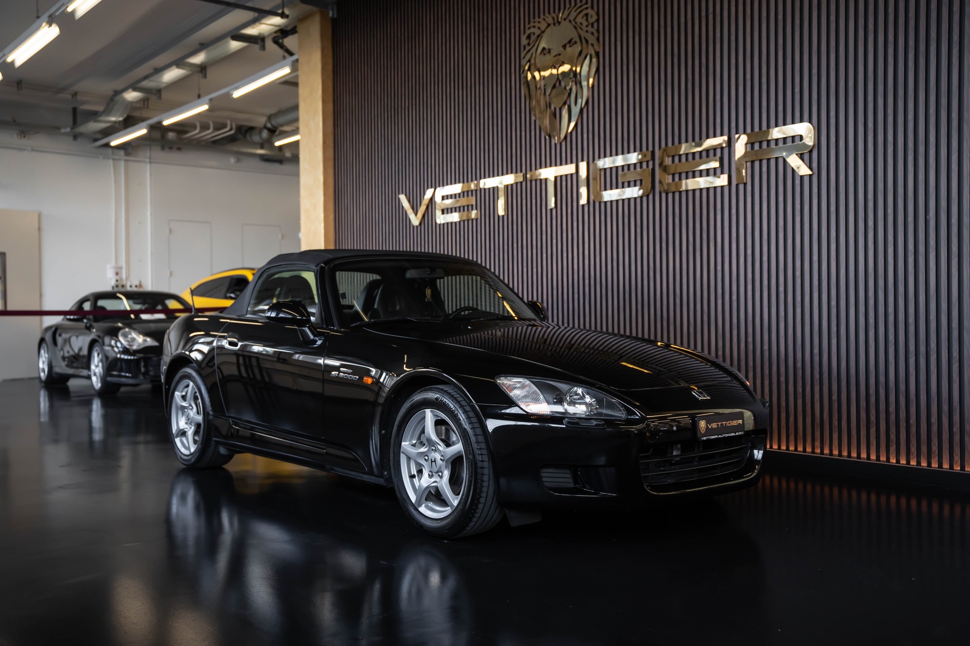 HONDA S2000-showroom-element-1