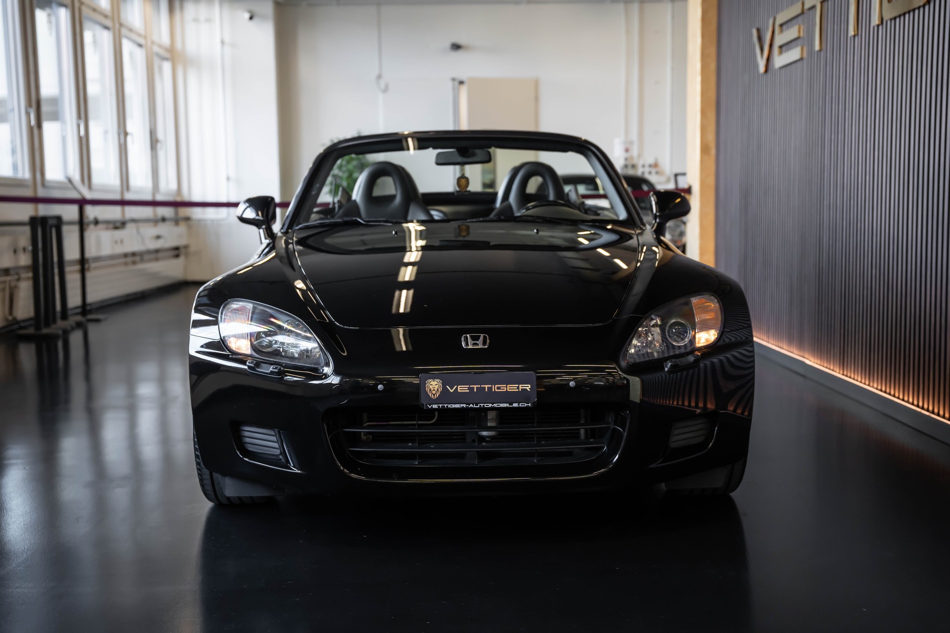 HONDA S2000-showroom-element-2