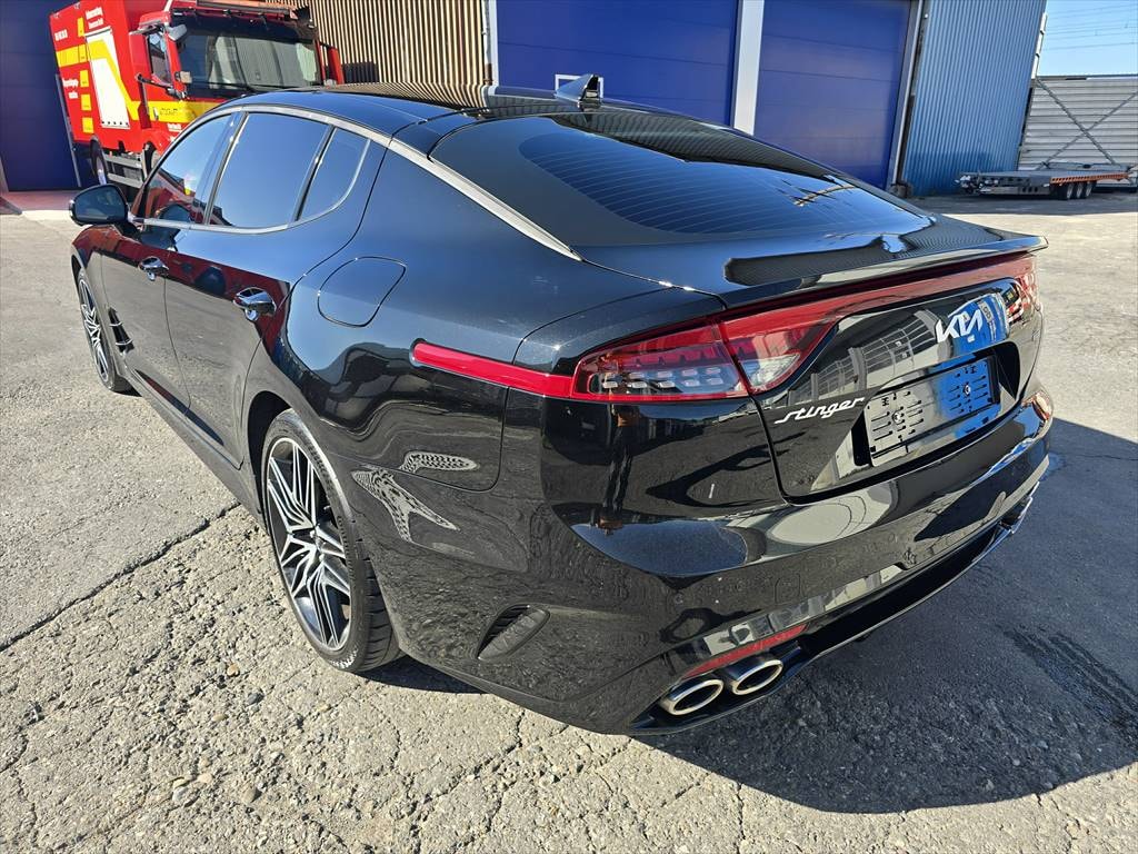 KIA Stinger 3.3 T-GDi GT Automat AWD-image-2