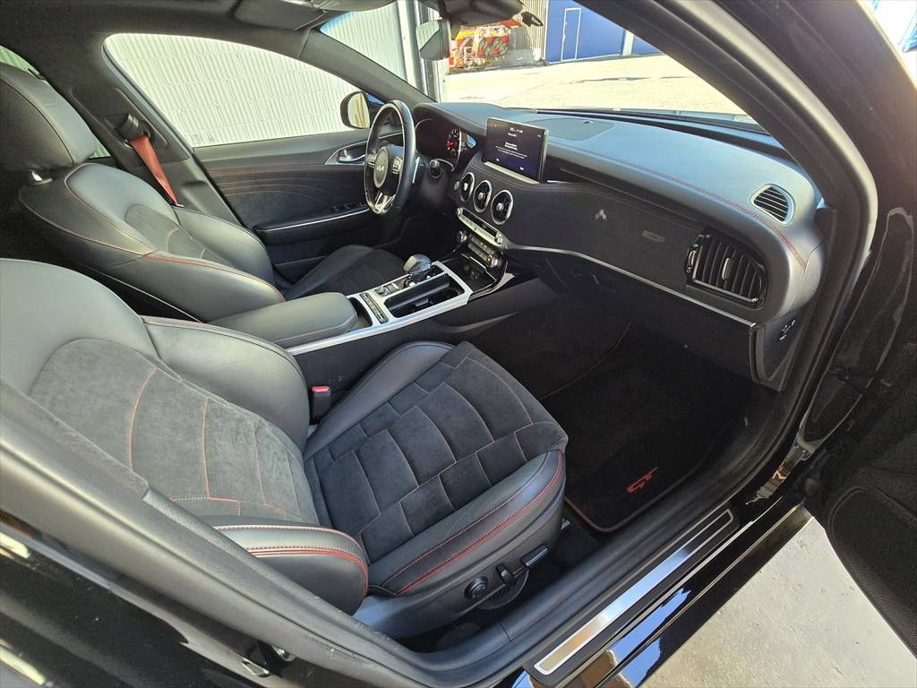 KIA Stinger 3.3 T-GDi GT Automat AWD-image-10