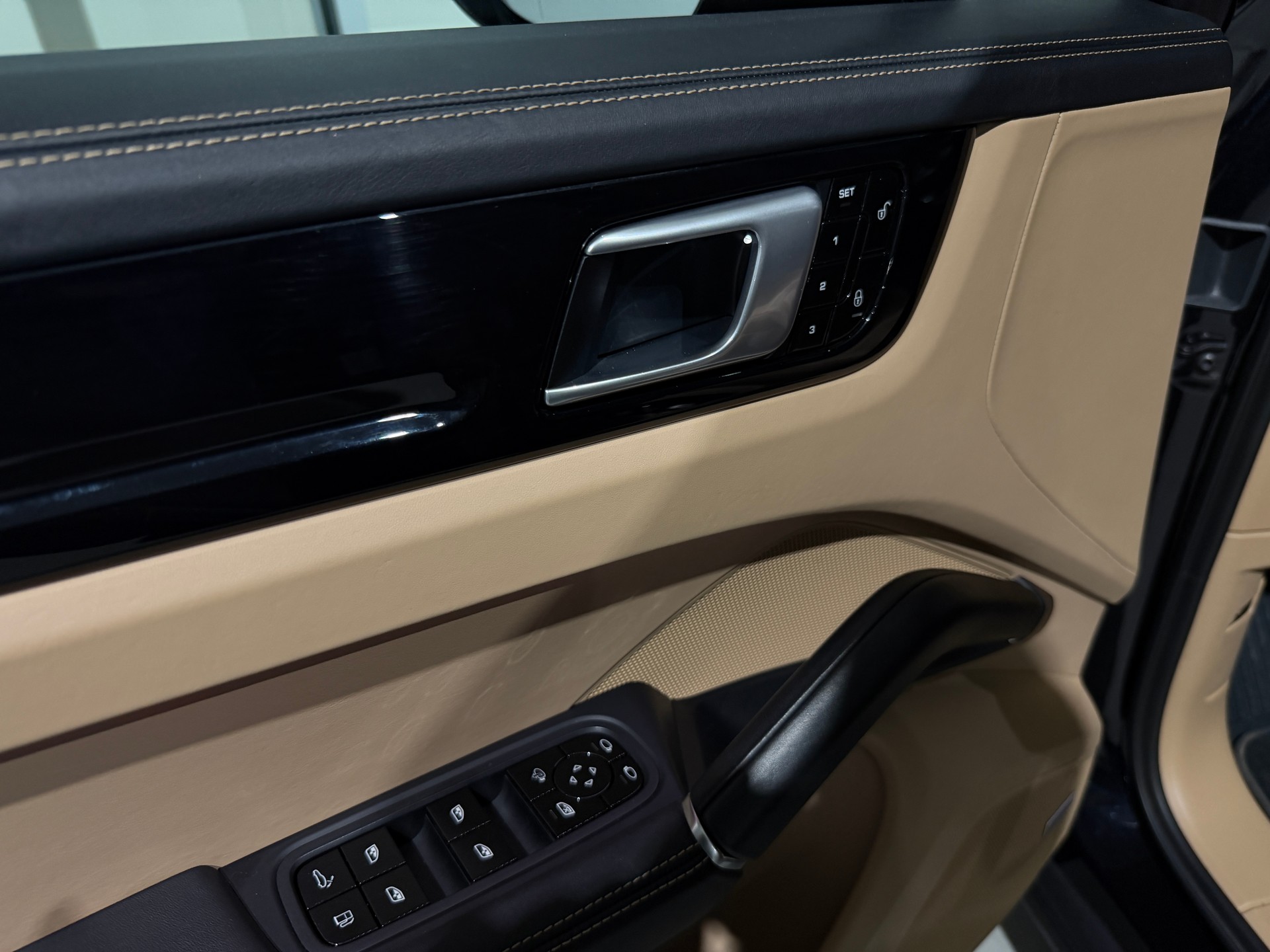 PORSCHE Cayenne E-Hybrid (CH) AHK 3500KG-image-25
