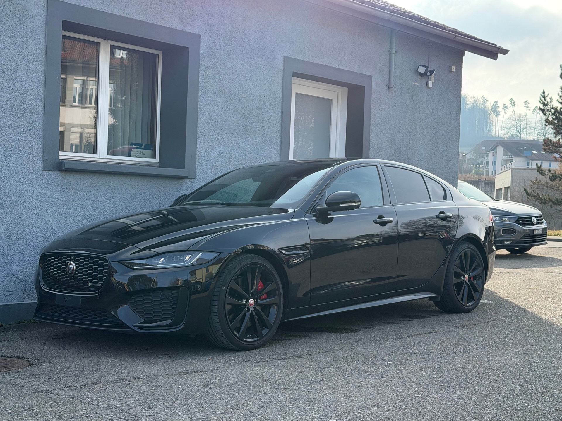 JAGUAR XE 2.0 R-Dynamic Black P250 RWD Automat