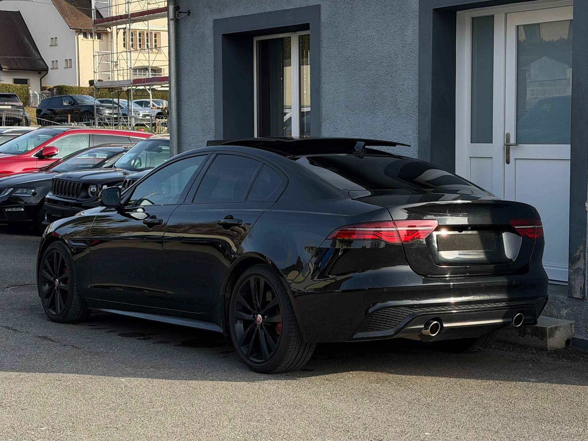 JAGUAR XE 2.0 R-Dynamic Black P250 RWD Automat-image-3