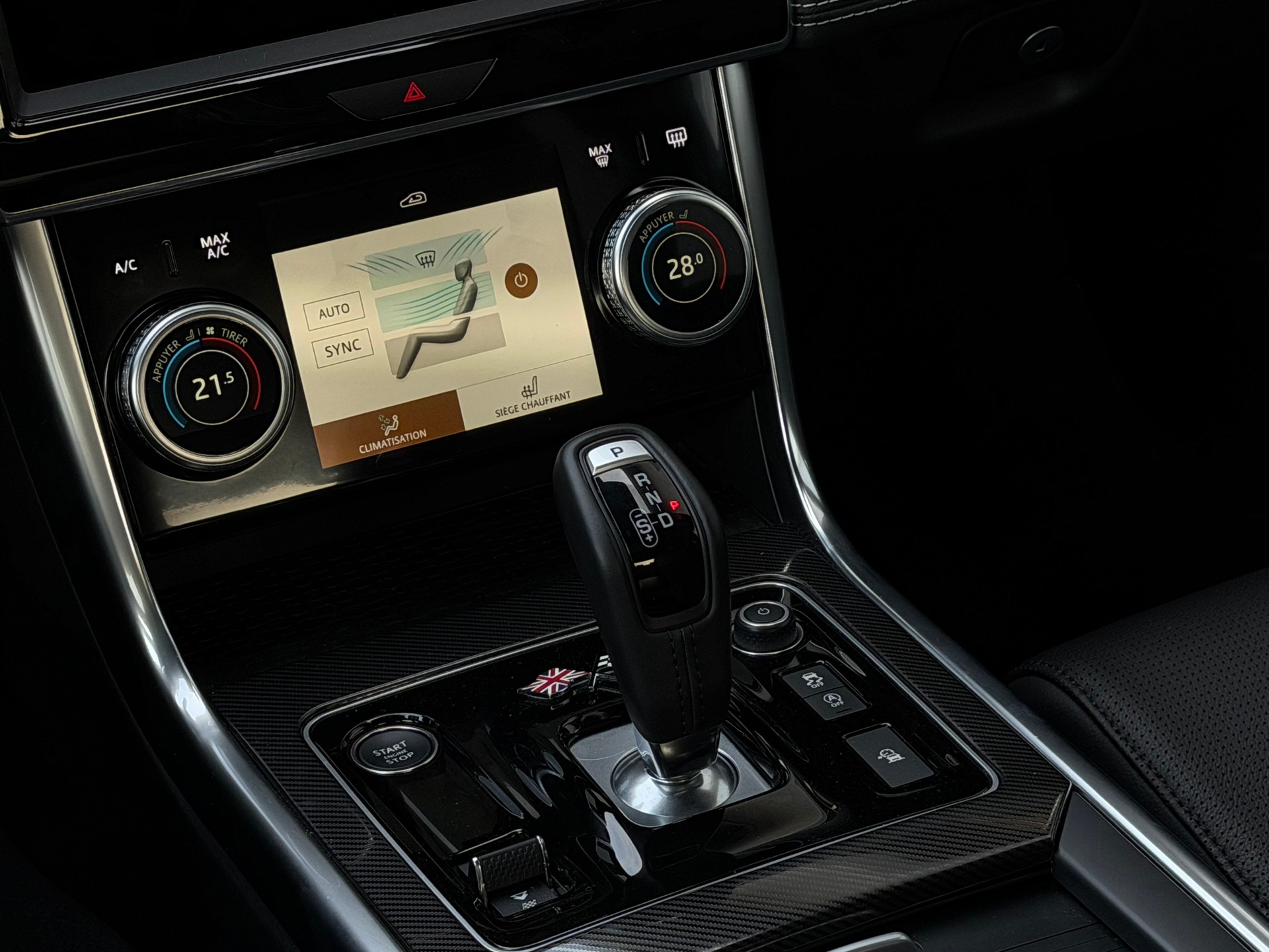JAGUAR XE 2.0 R-Dynamic Black P250 RWD Automat-image-9