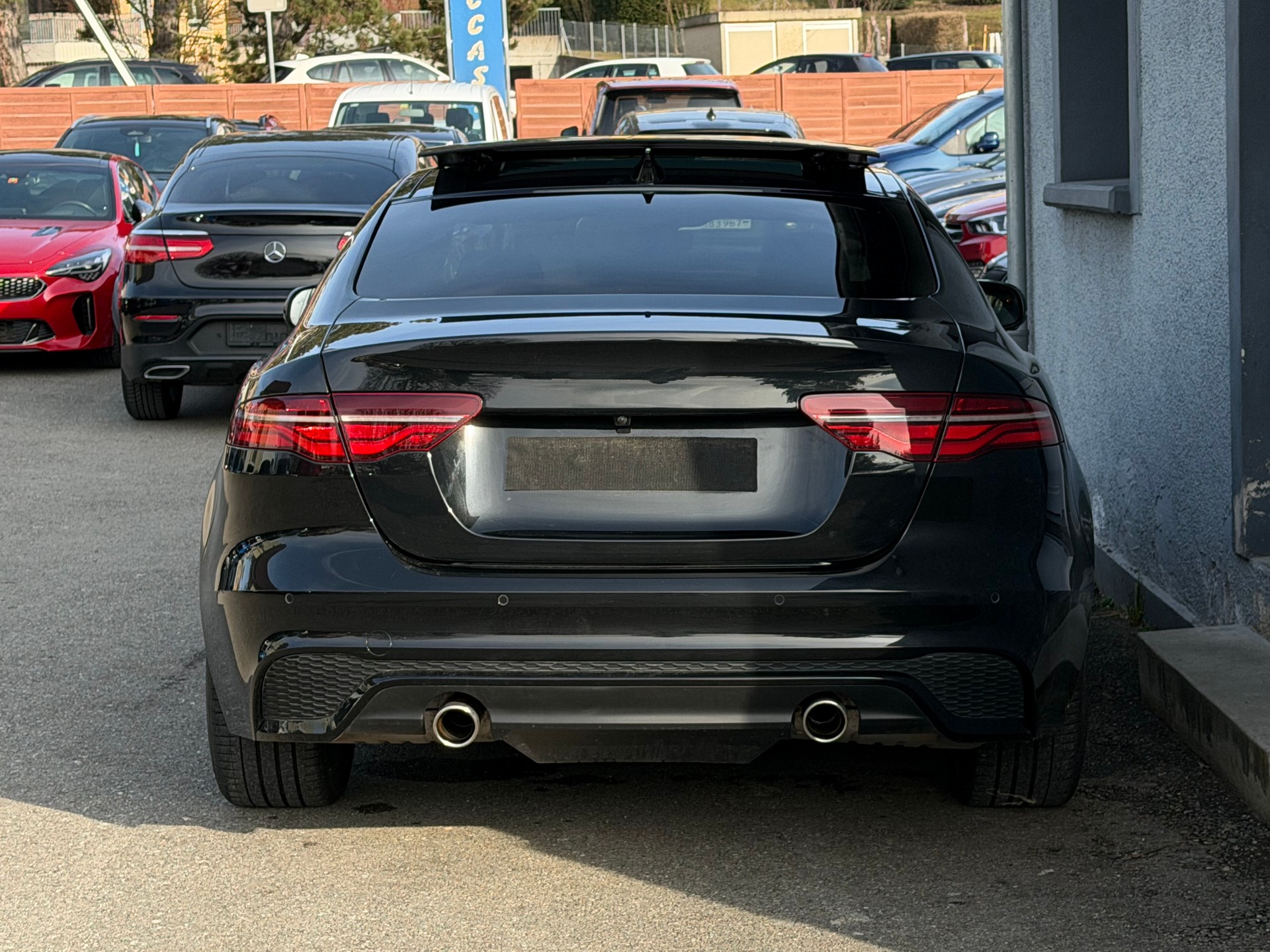 JAGUAR XE 2.0 R-Dynamic Black P250 RWD Automat-image-4