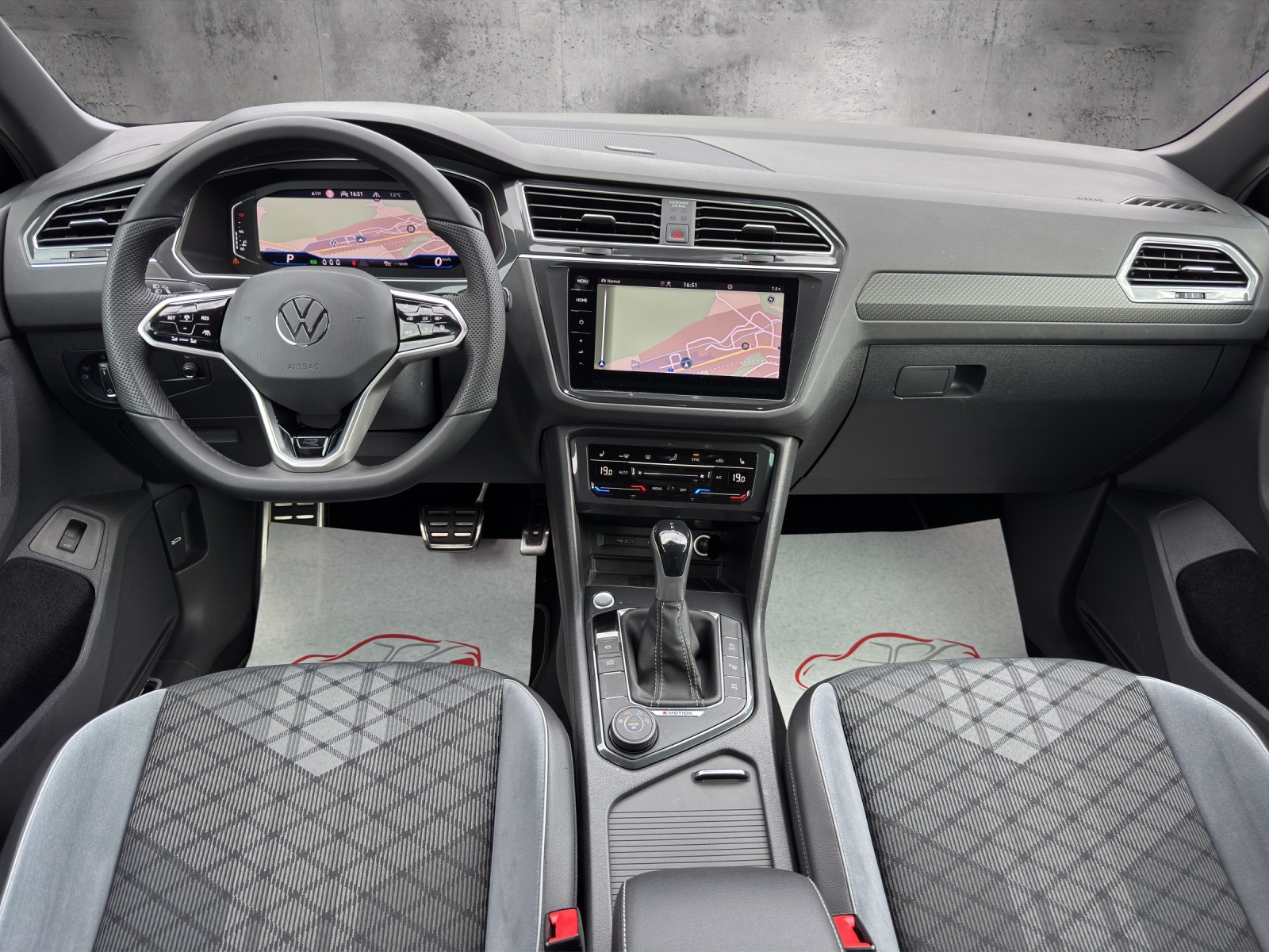 VW Tiguan 2.0 TDI SCR R-Line 4Motion DSG-image-9