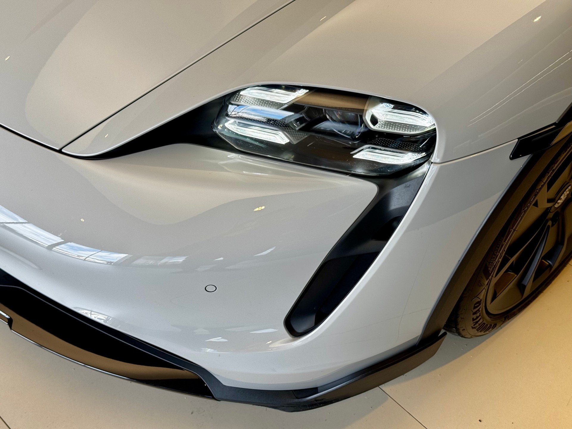 PORSCHE Taycan 4S Cross Turismo-showroom-element-3