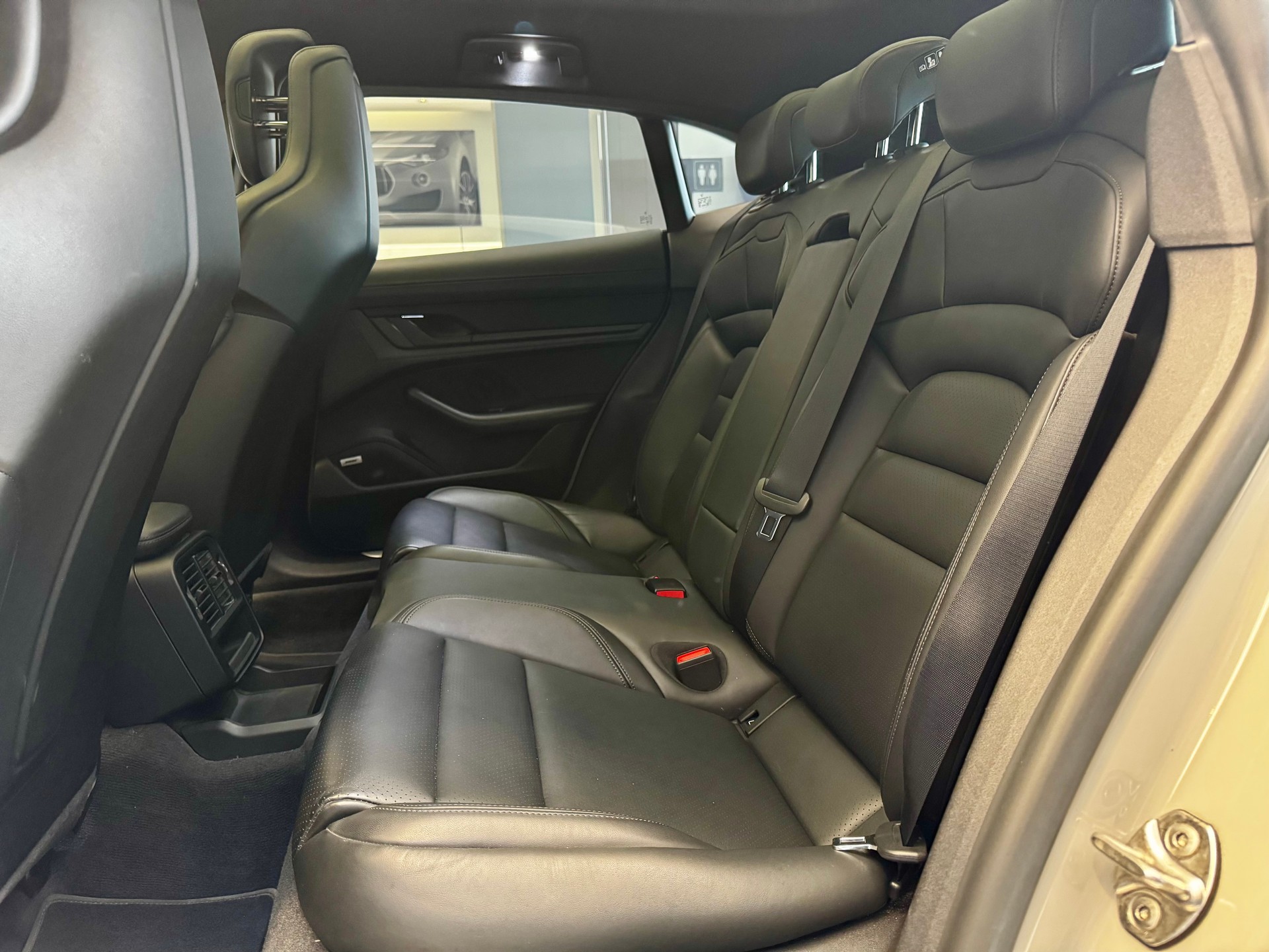 PORSCHE Taycan 4S Cross Turismo-image-12
