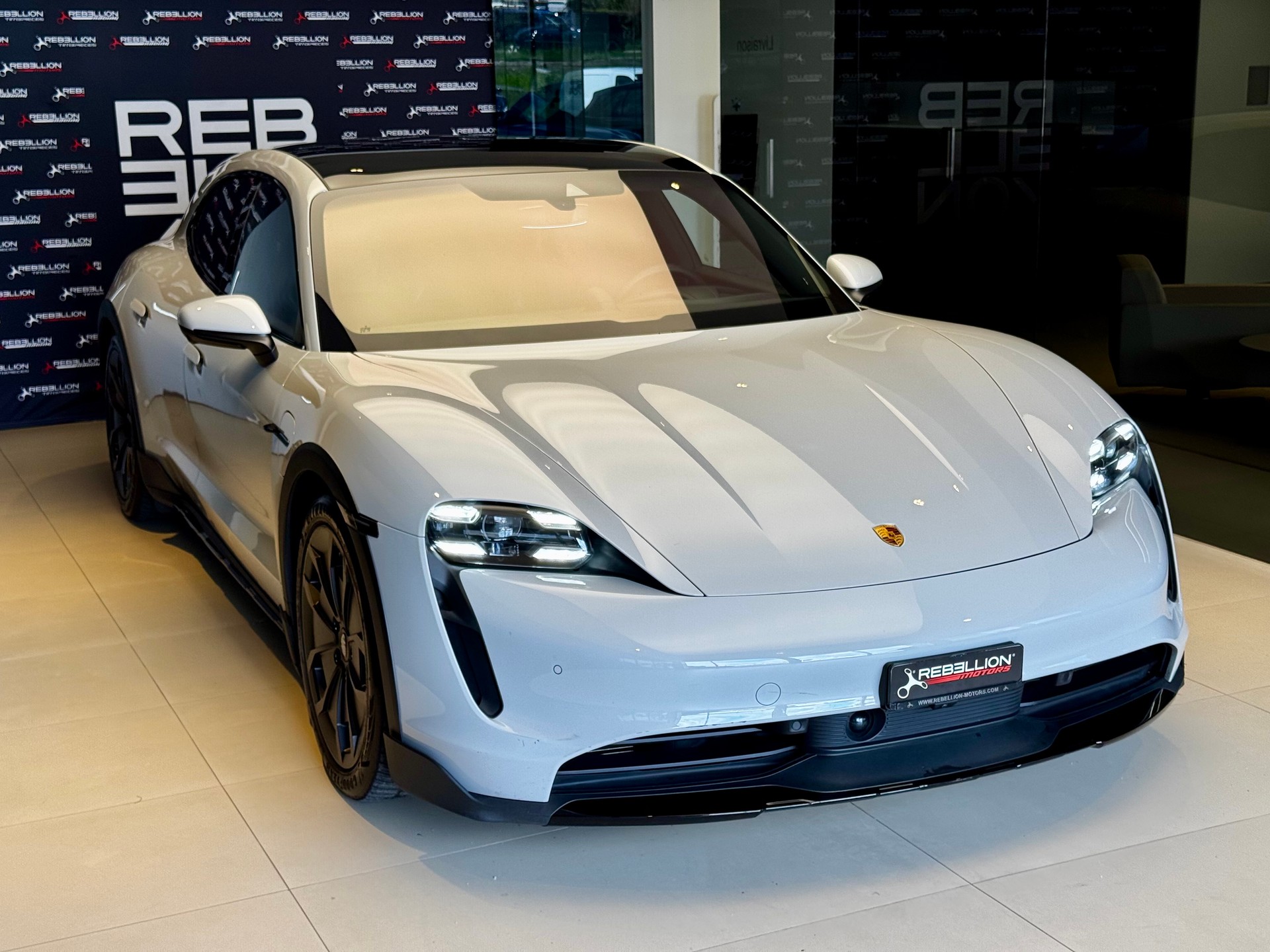 PORSCHE Taycan 4S Cross Turismo-showroom-element-2