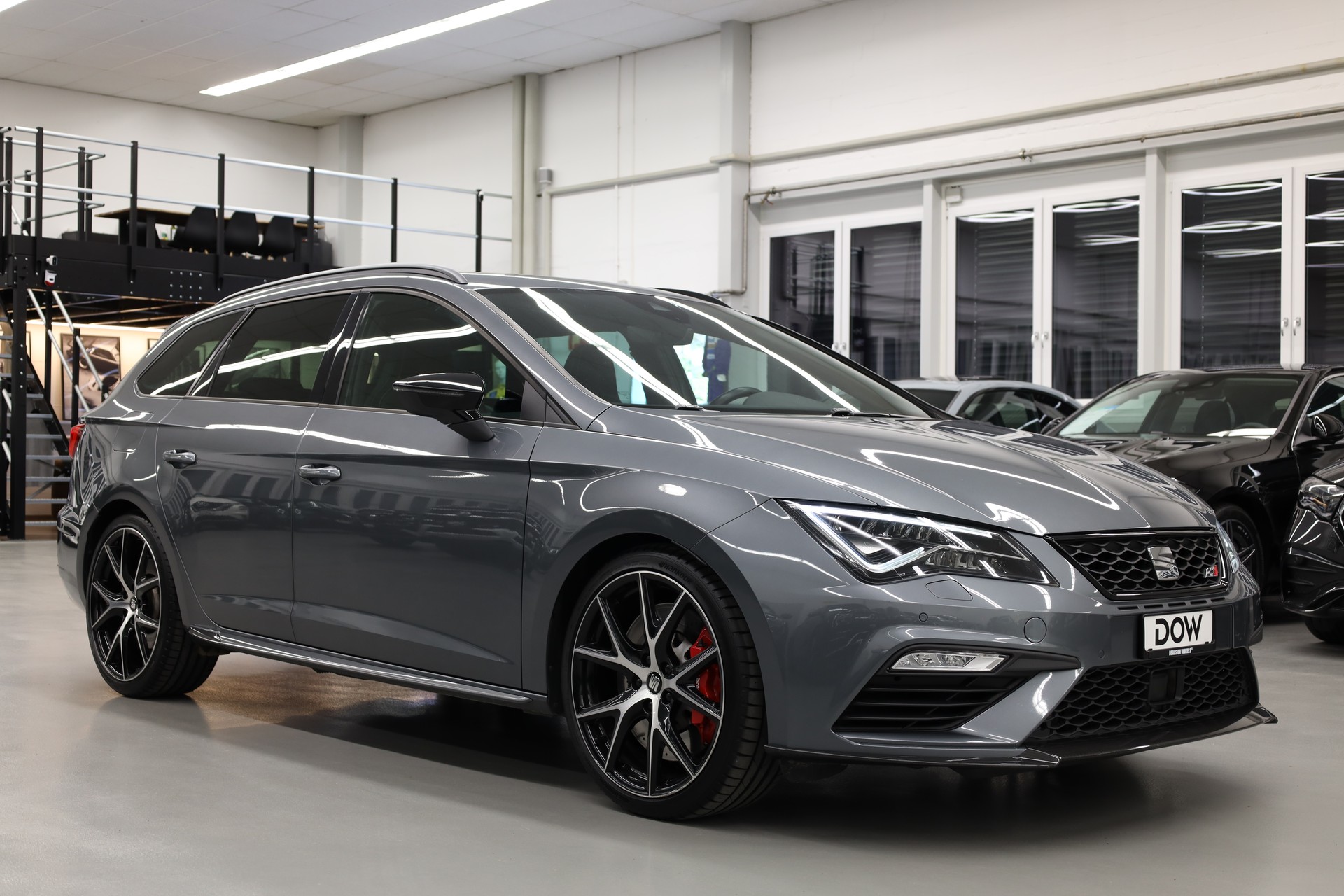 SEAT Leon ST 2.0 TSI 370 Cupra 4Drive DSG-showroom-element-1