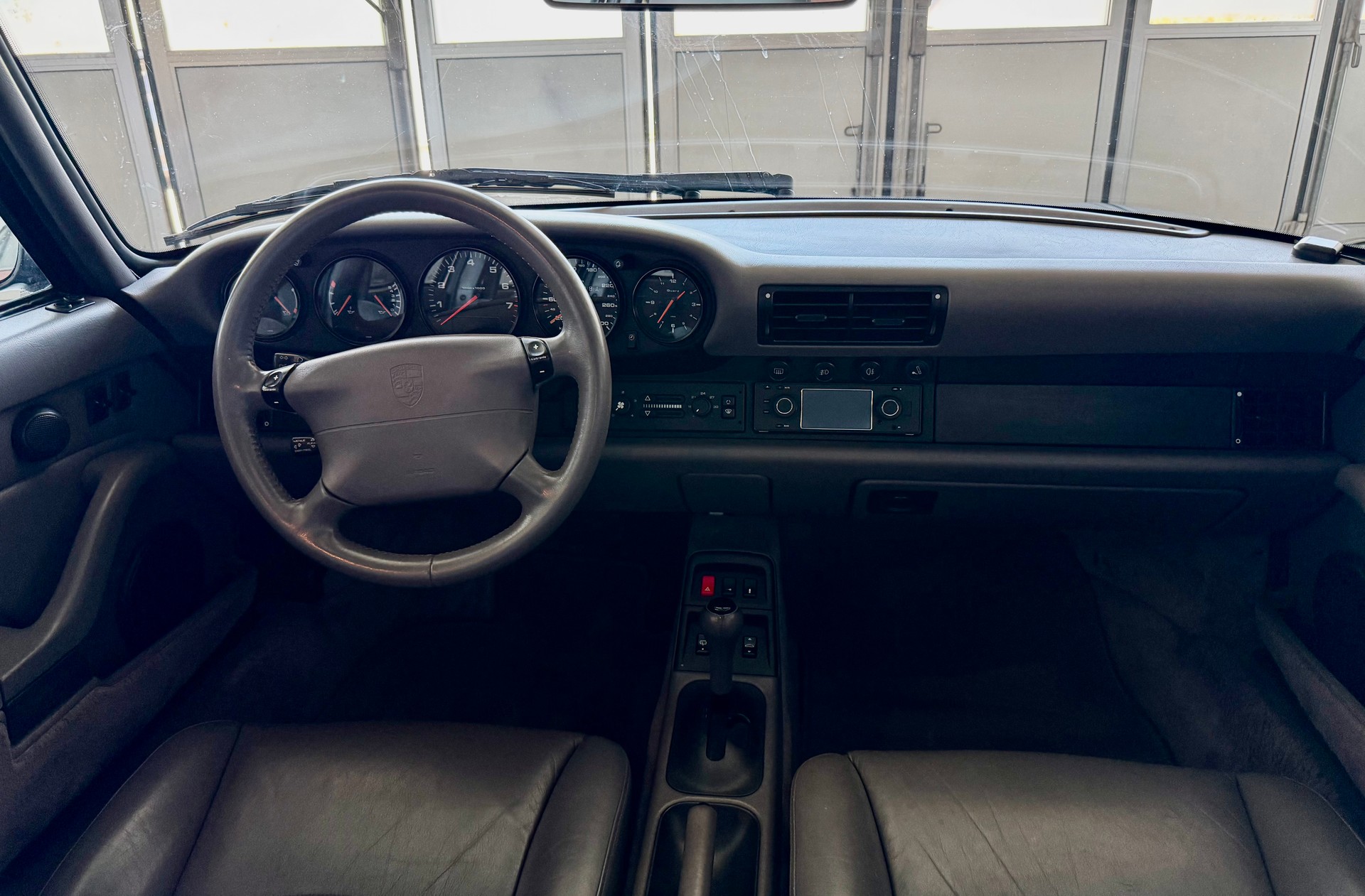 PORSCHE 911 Carrera 3.6 Coupé-image-12