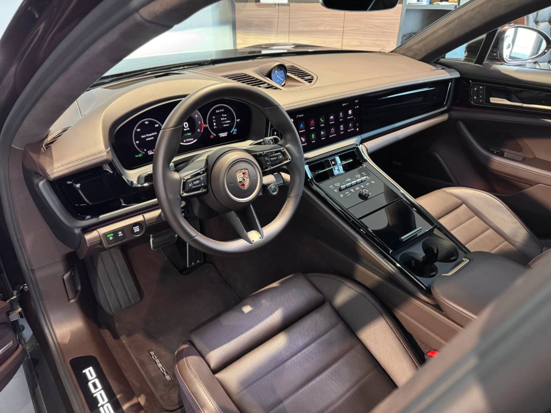 PORSCHE Panamera 4S E-Hybrid-showroom-element-3