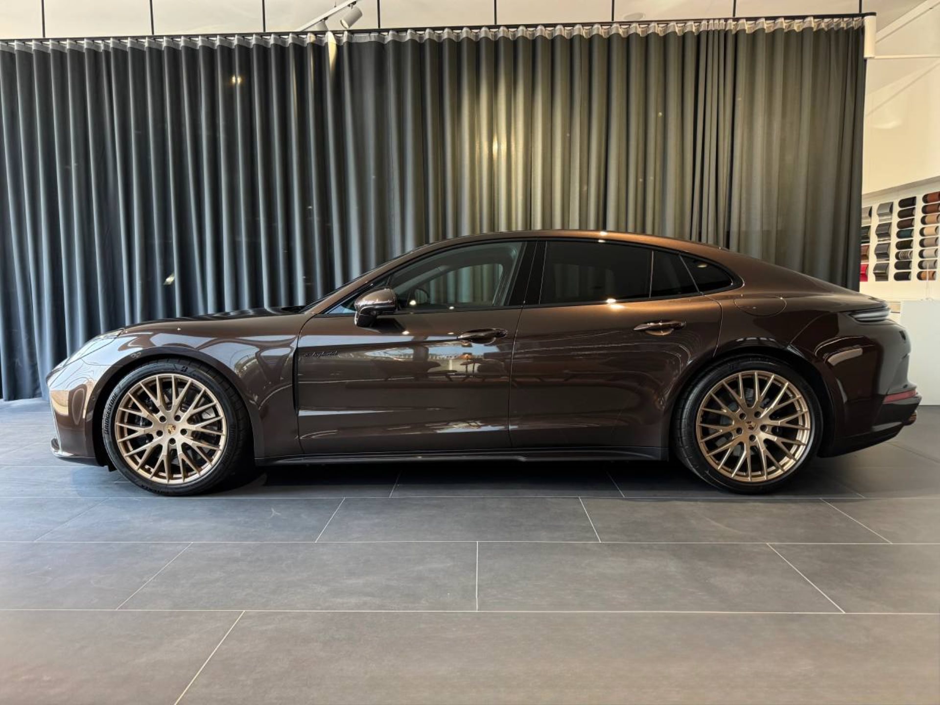 PORSCHE Panamera 4S E-Hybrid-showroom-element-1