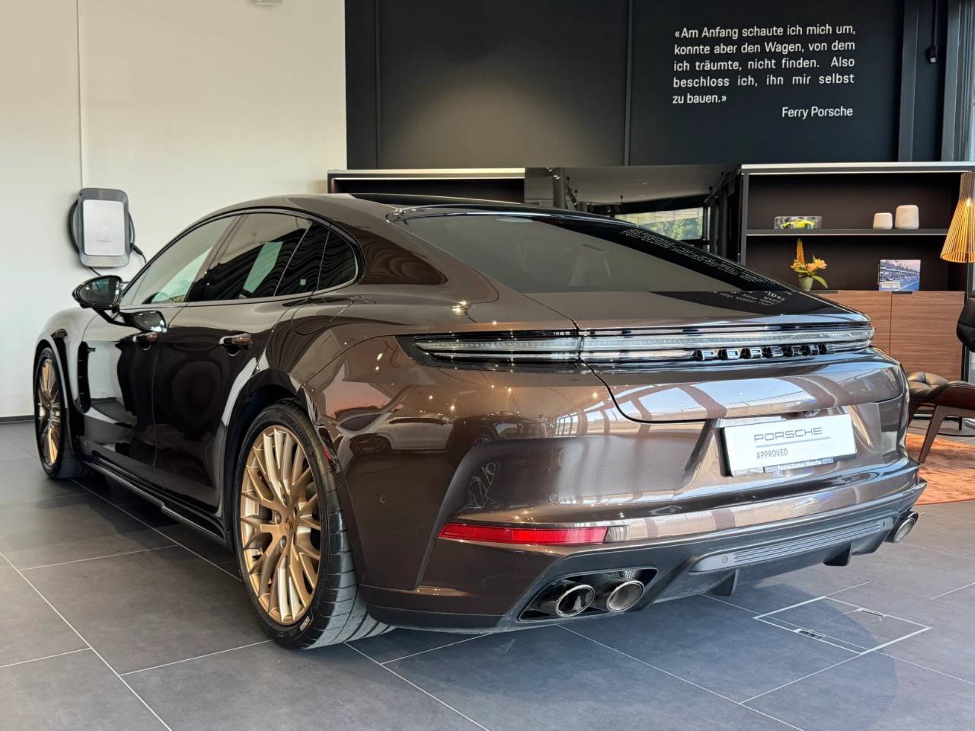 PORSCHE Panamera 4S E-Hybrid-showroom-element-2