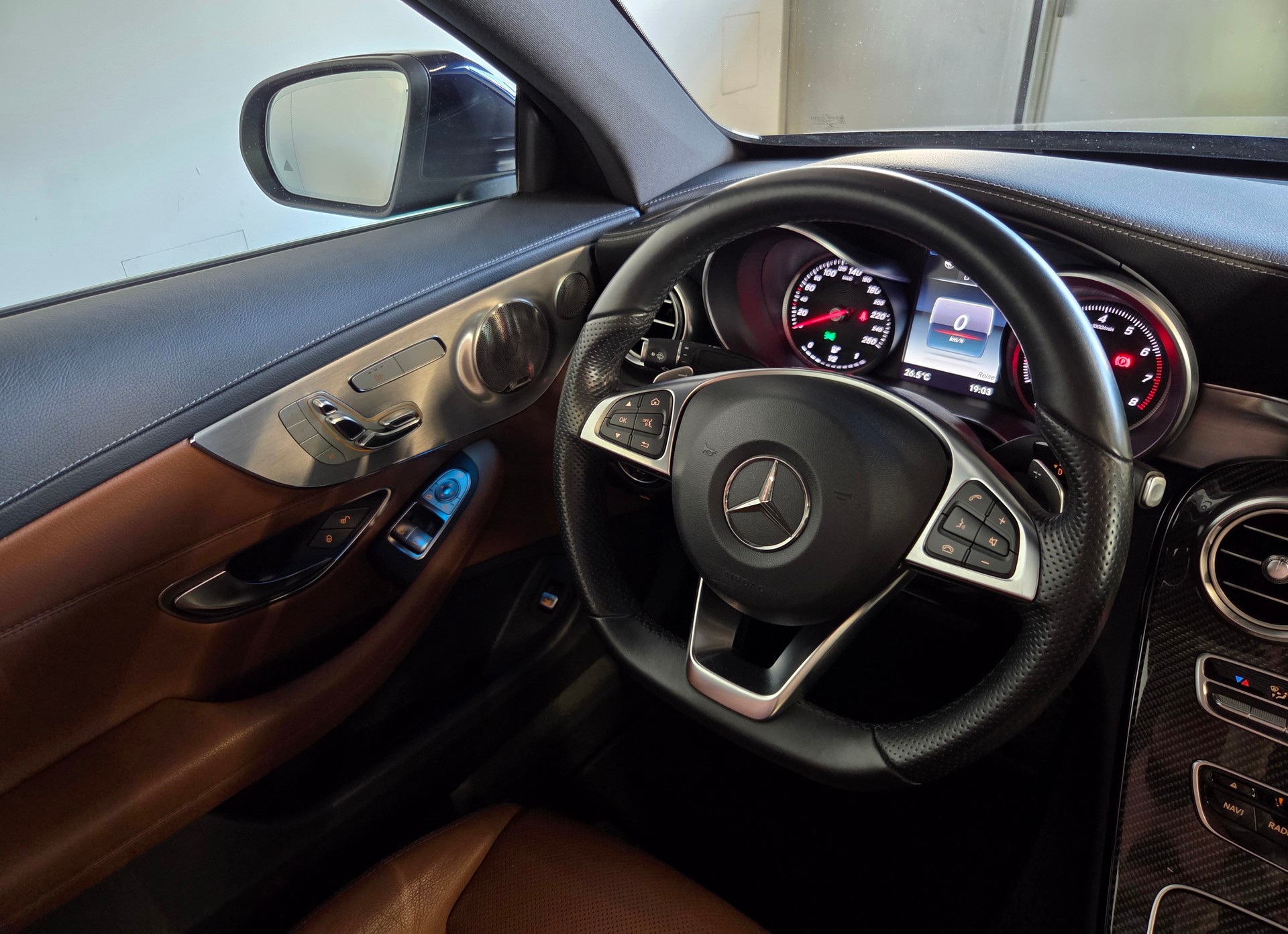 MERCEDES-BENZ C 300 Coupé AMG Line-image-17