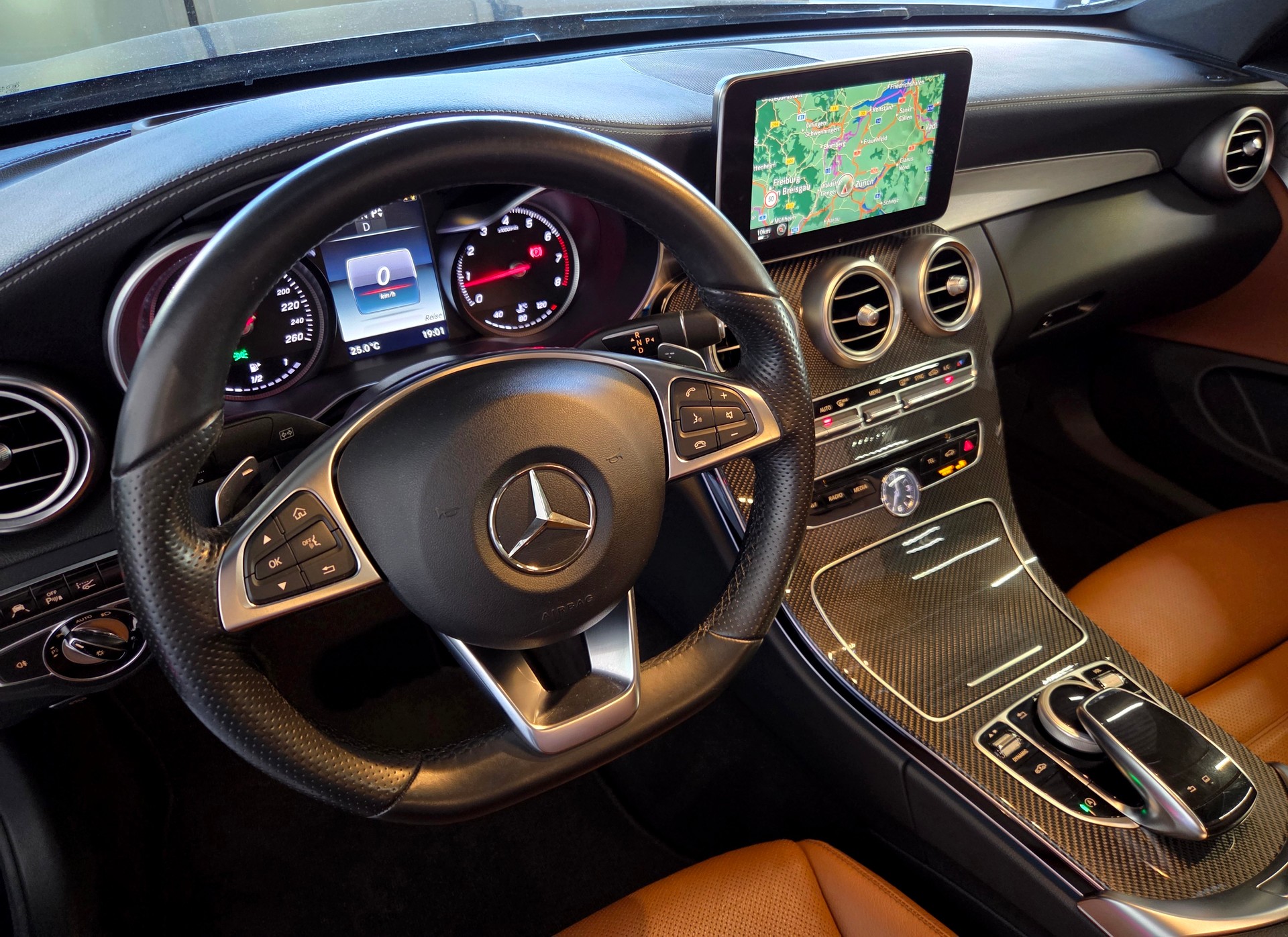 MERCEDES-BENZ C 300 Coupé AMG Line-image-11