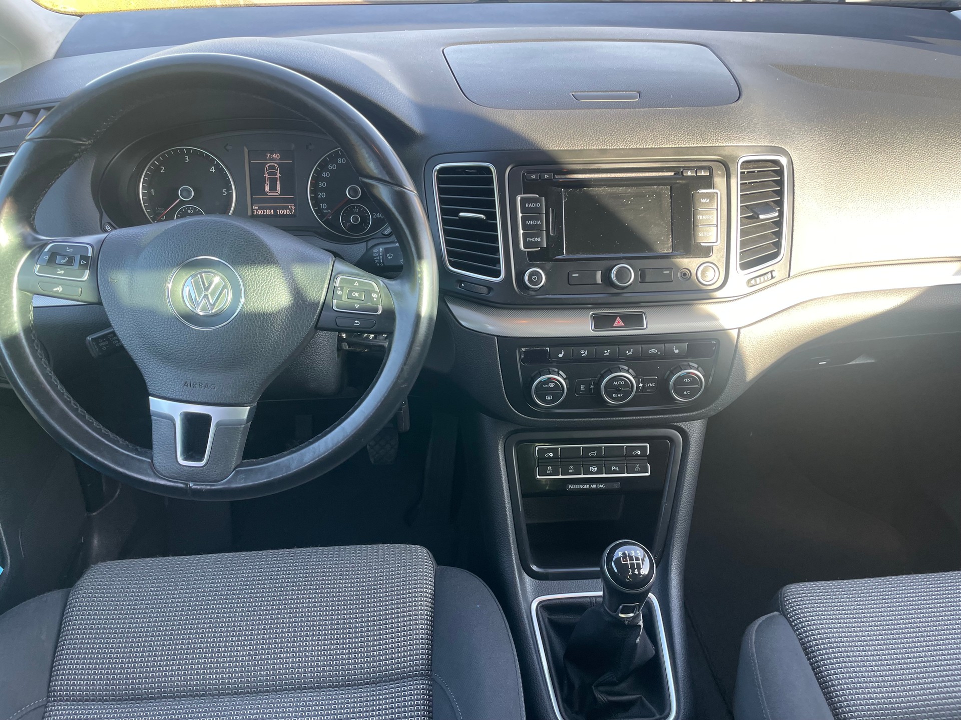 VW Sharan 2.0 TDI BlueMotion Technology 65th Edition-image-12