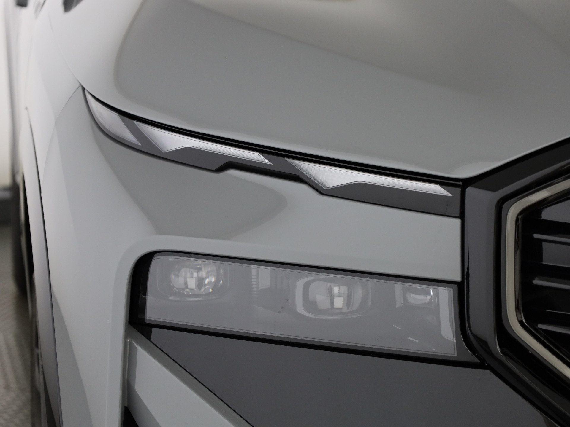 BMW XM 50e Plug-in Hybrid-image-5