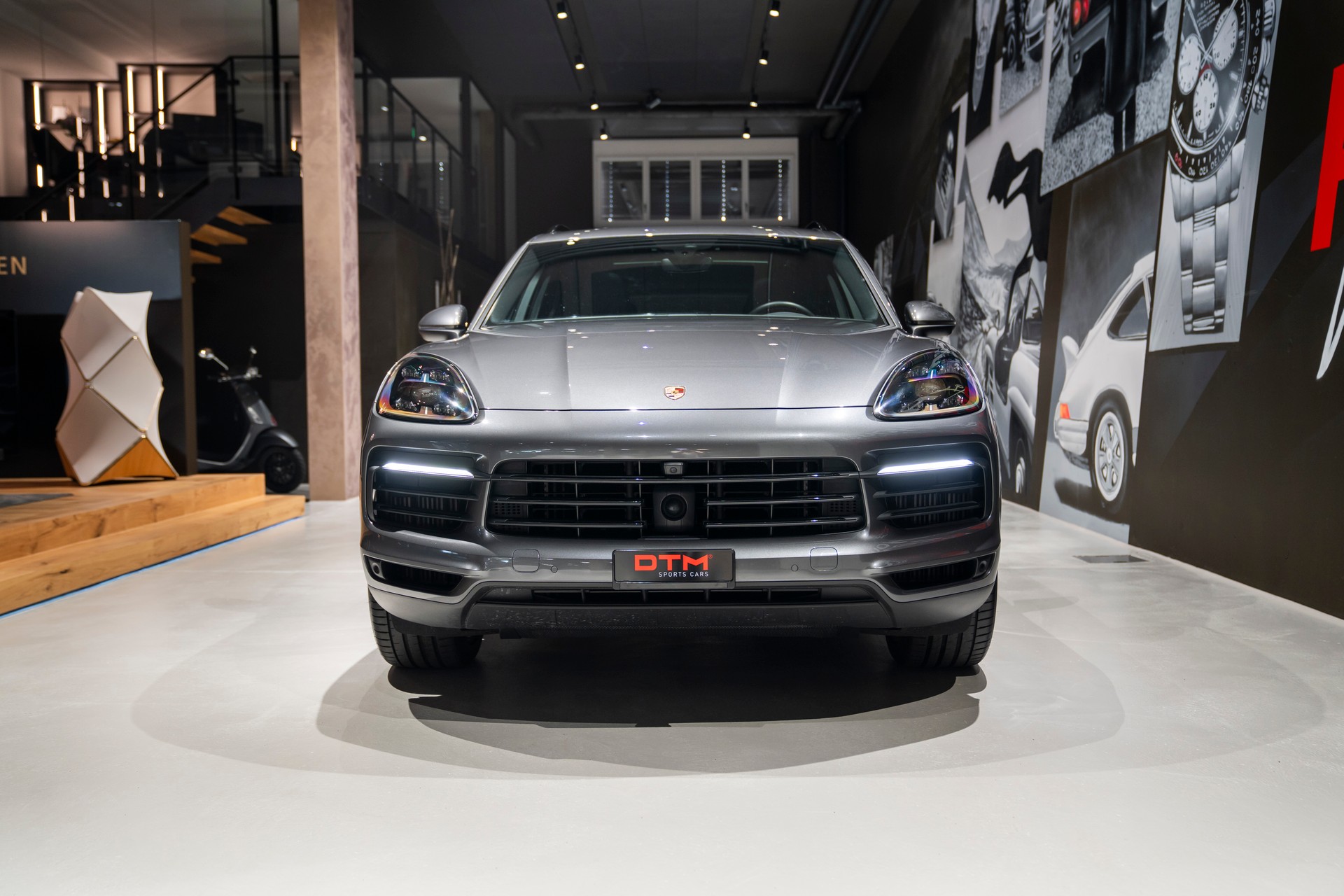 PORSCHE Cayenne-showroom-element-1