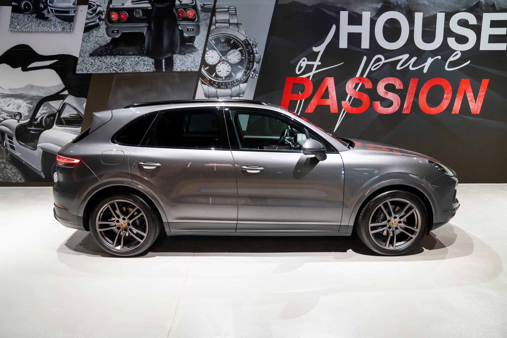 PORSCHE Cayenne-showroom-element-2