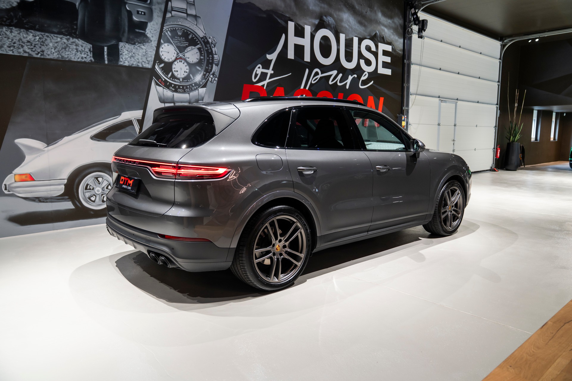 PORSCHE Cayenne-showroom-element-3