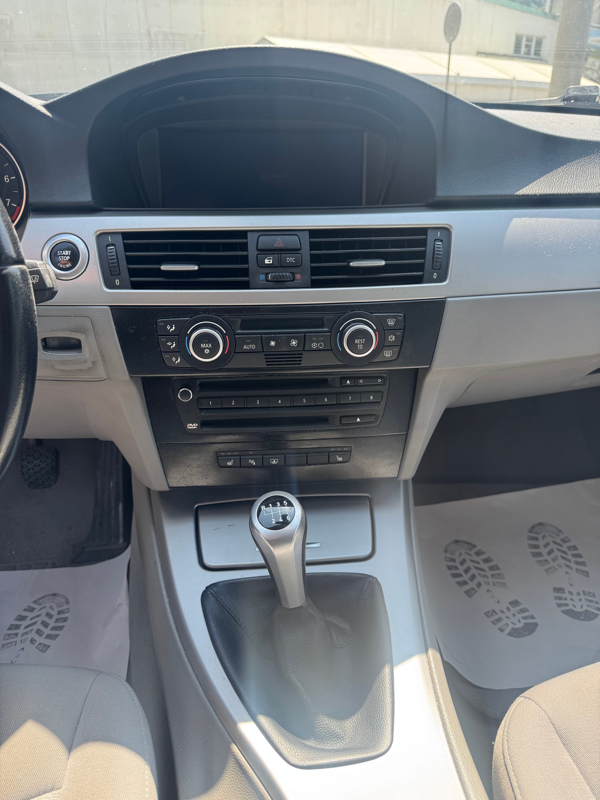 BMW 325i-image-9