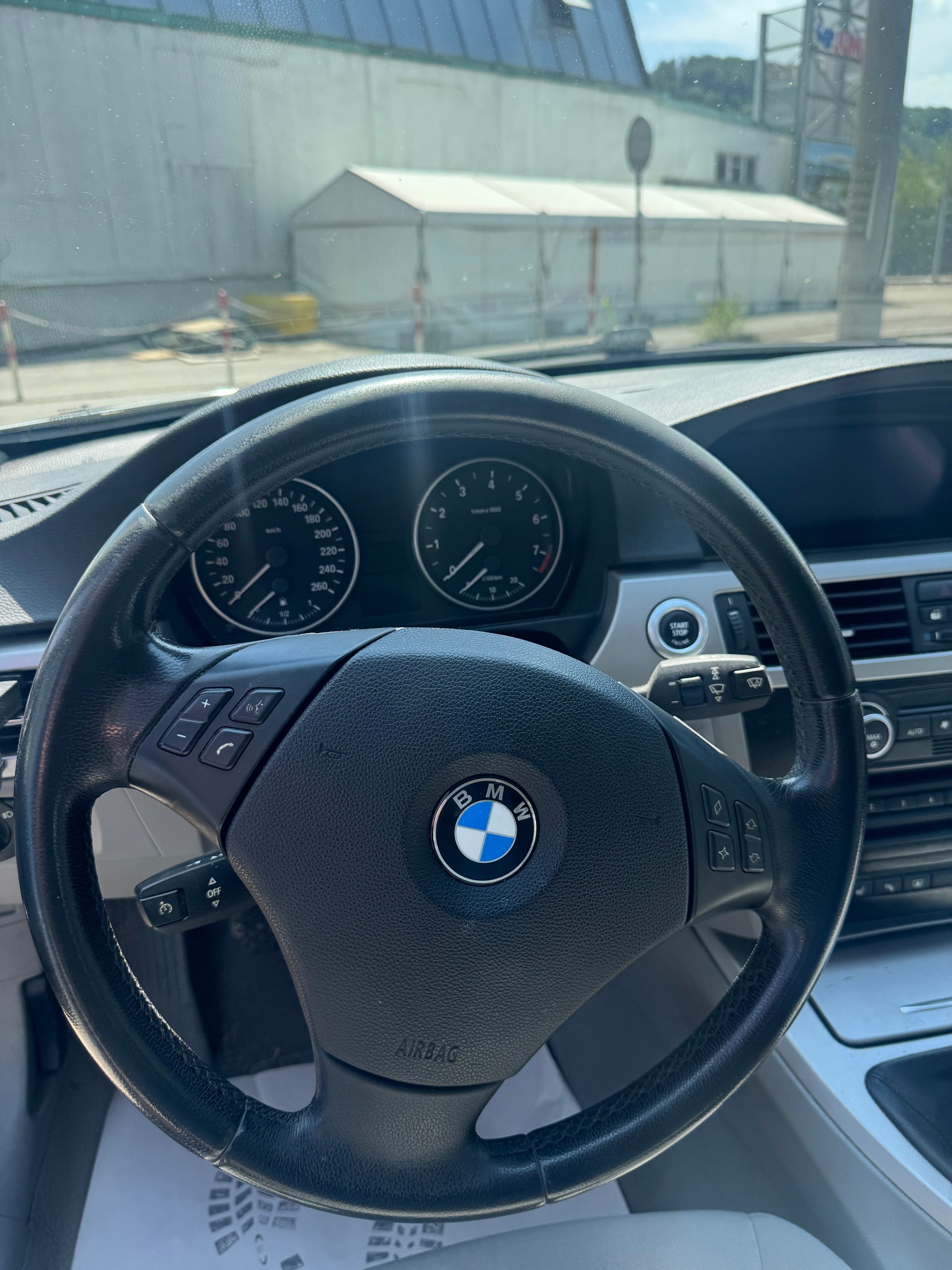 BMW 325i-image-8