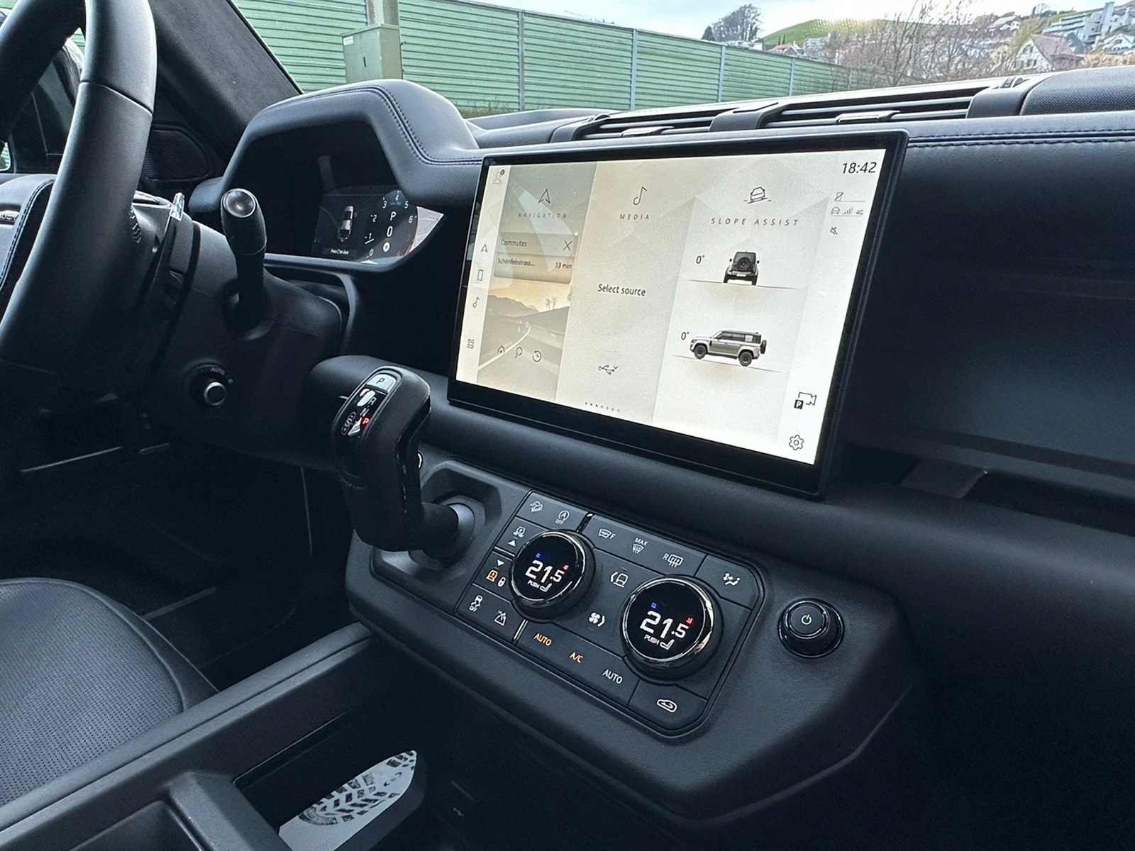 LAND ROVER Defender 110 4.4 V8 Octa / CH Auslieferung mit Gratis Service-image-12