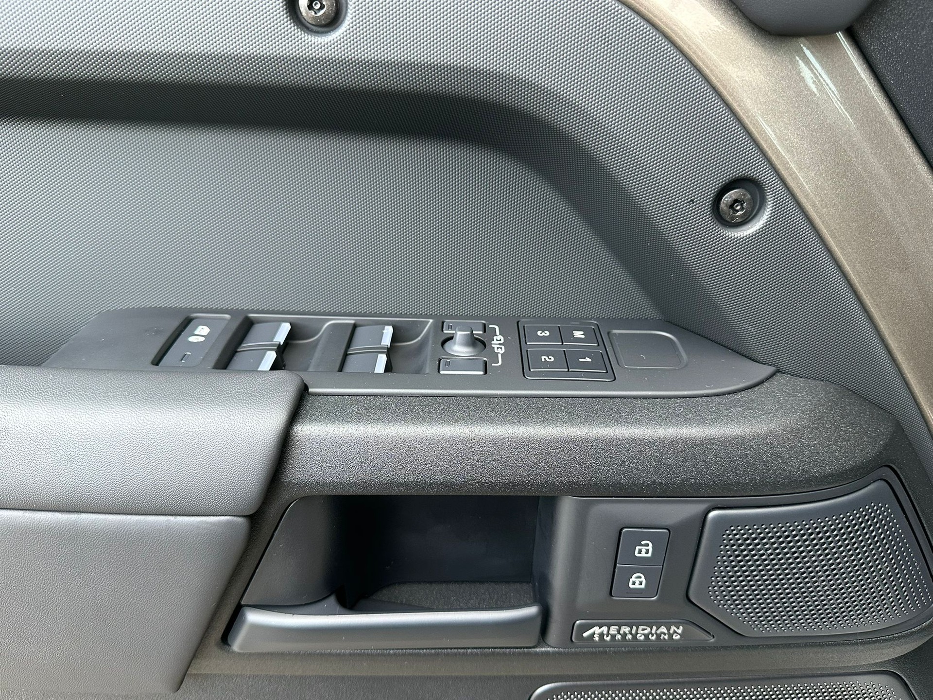 LAND ROVER Defender 110 4.4 V8 Octa / CH Auslieferung mit Gratis Service-image-18