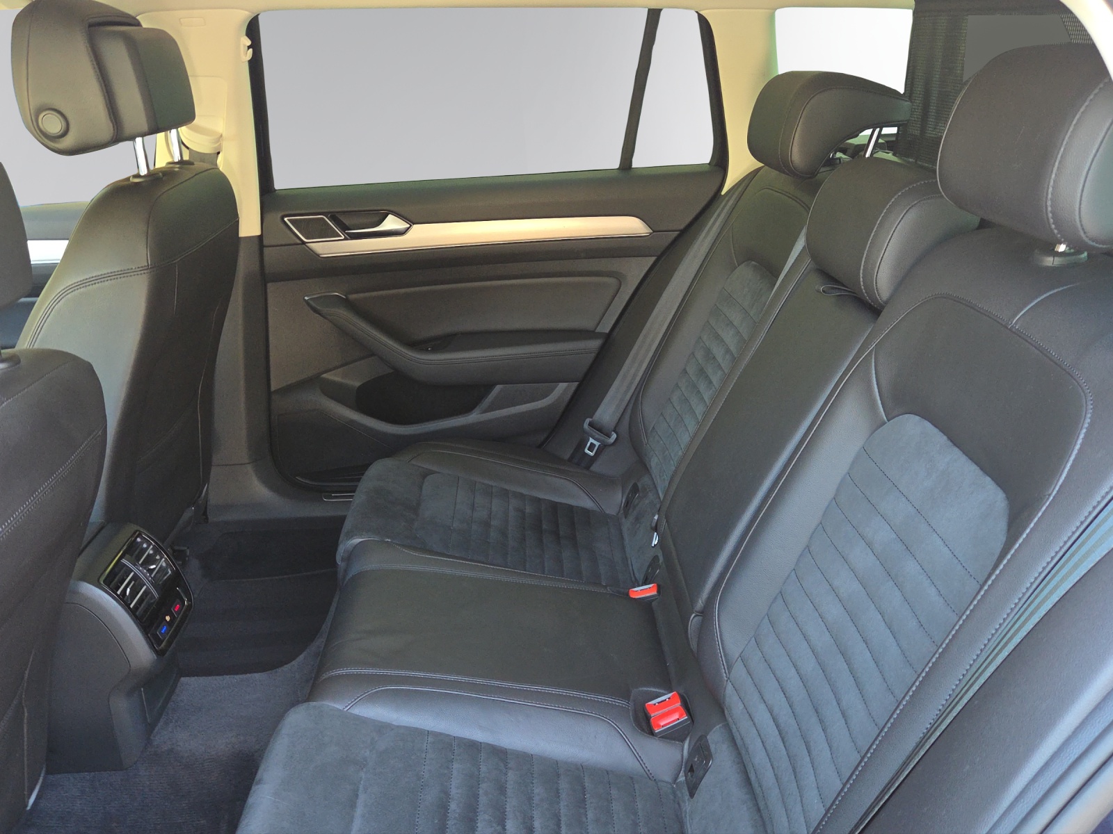 VW Passat Variant 2.0 TSI BMT Highline 4Motion DSG-image-15