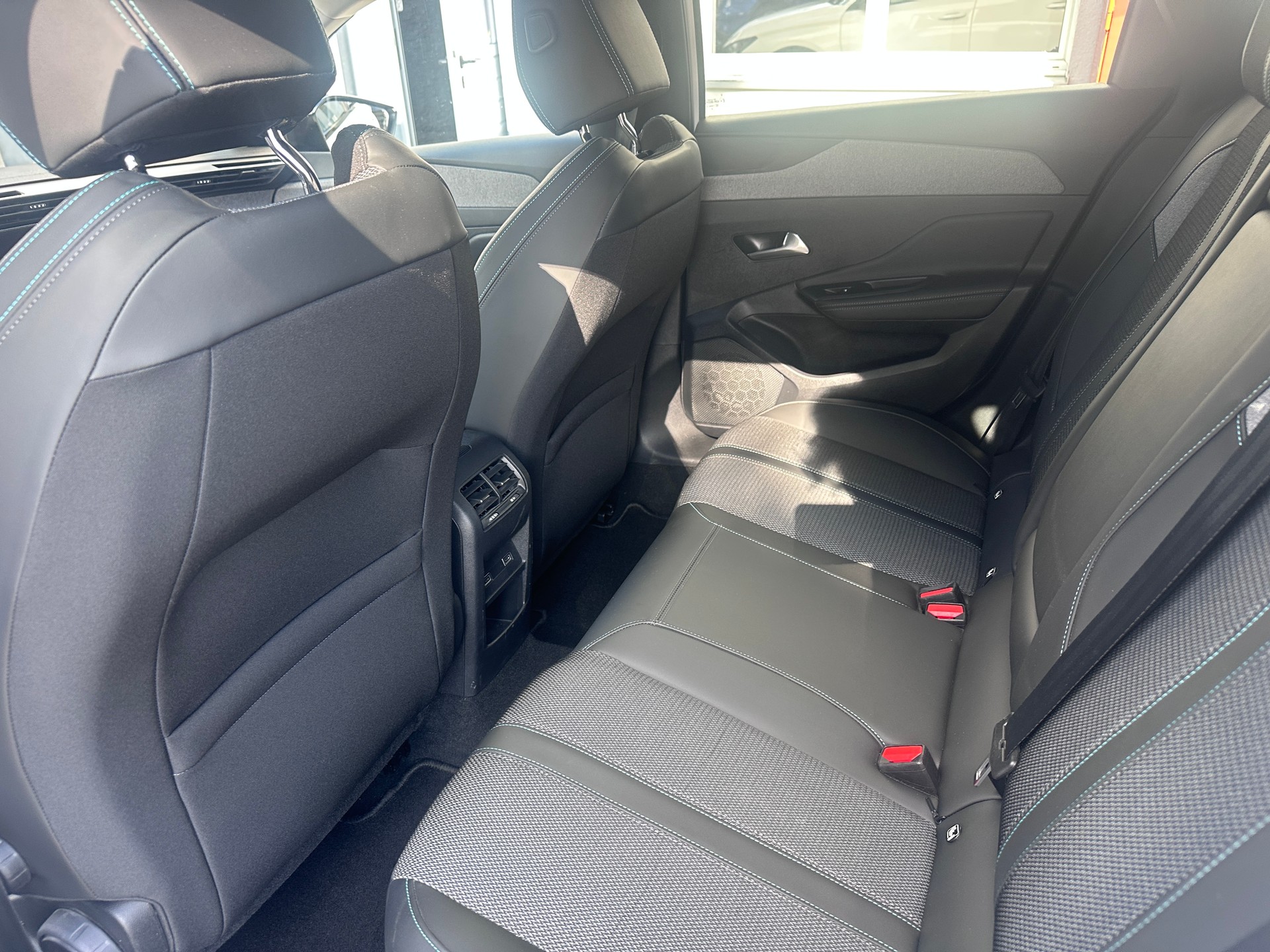 PEUGEOT 308 SW 1.5 BlueHDI Allure EAT8-image-18