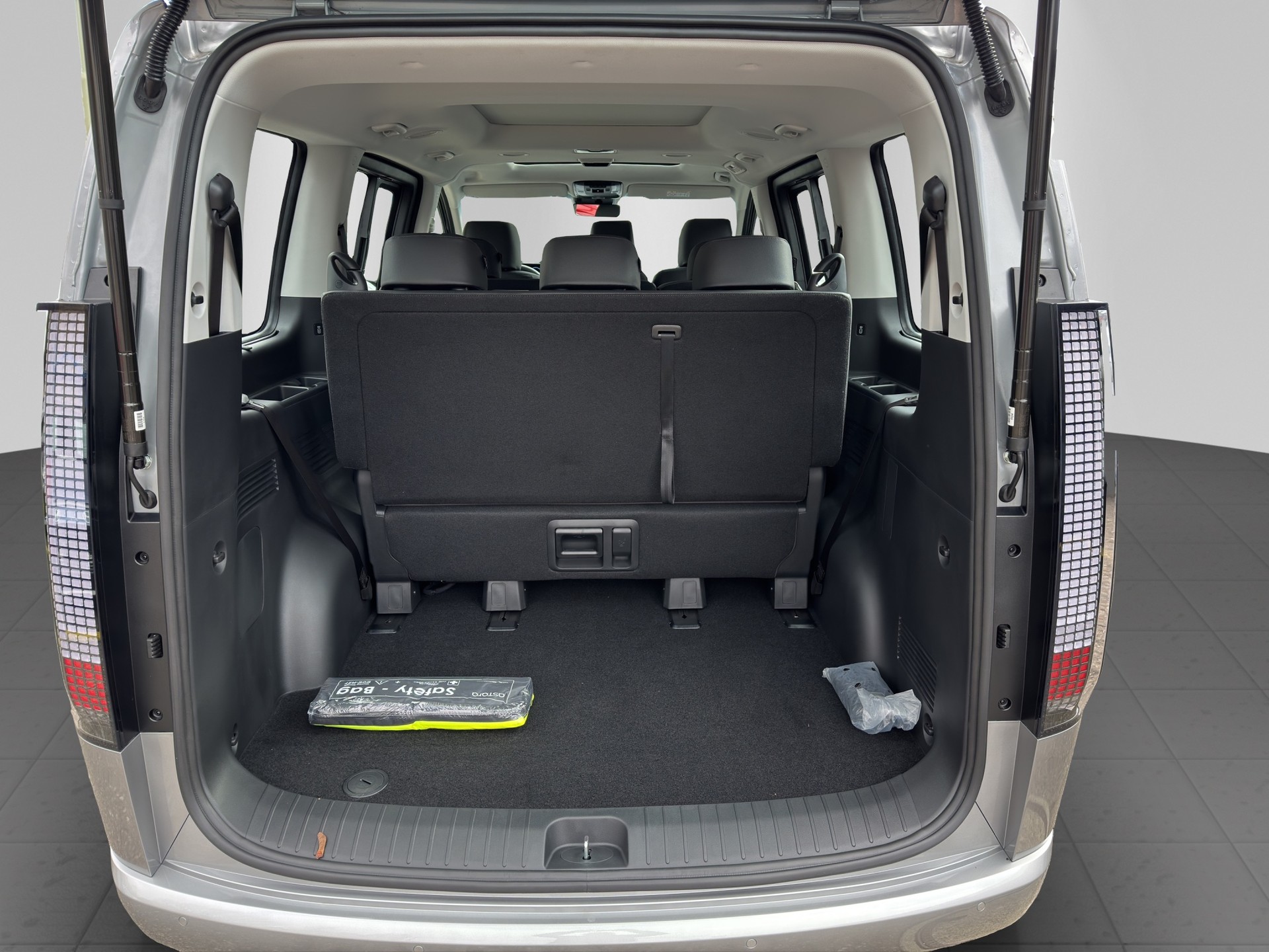 HYUNDAI Staria W. 1.6 HEV Vertex-image-8