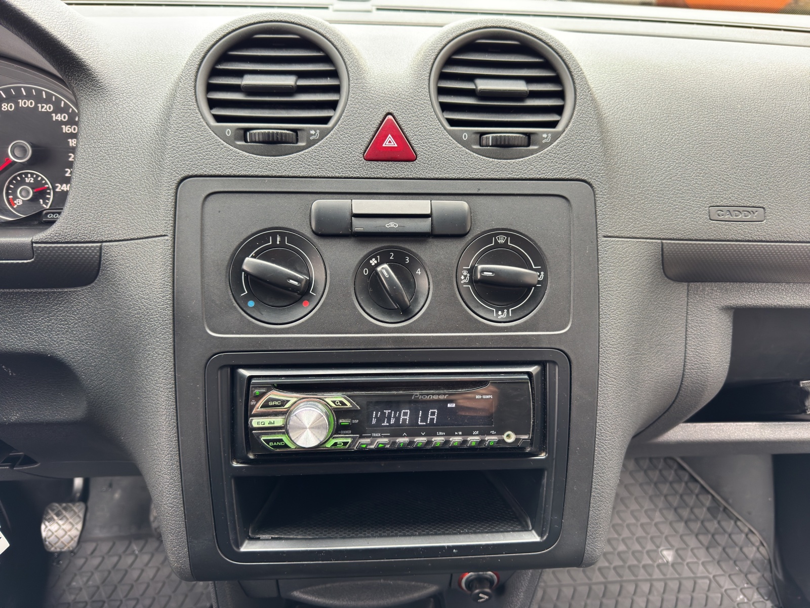 VW Caddy 1.6 TDI BlueMotion Technology-image-14