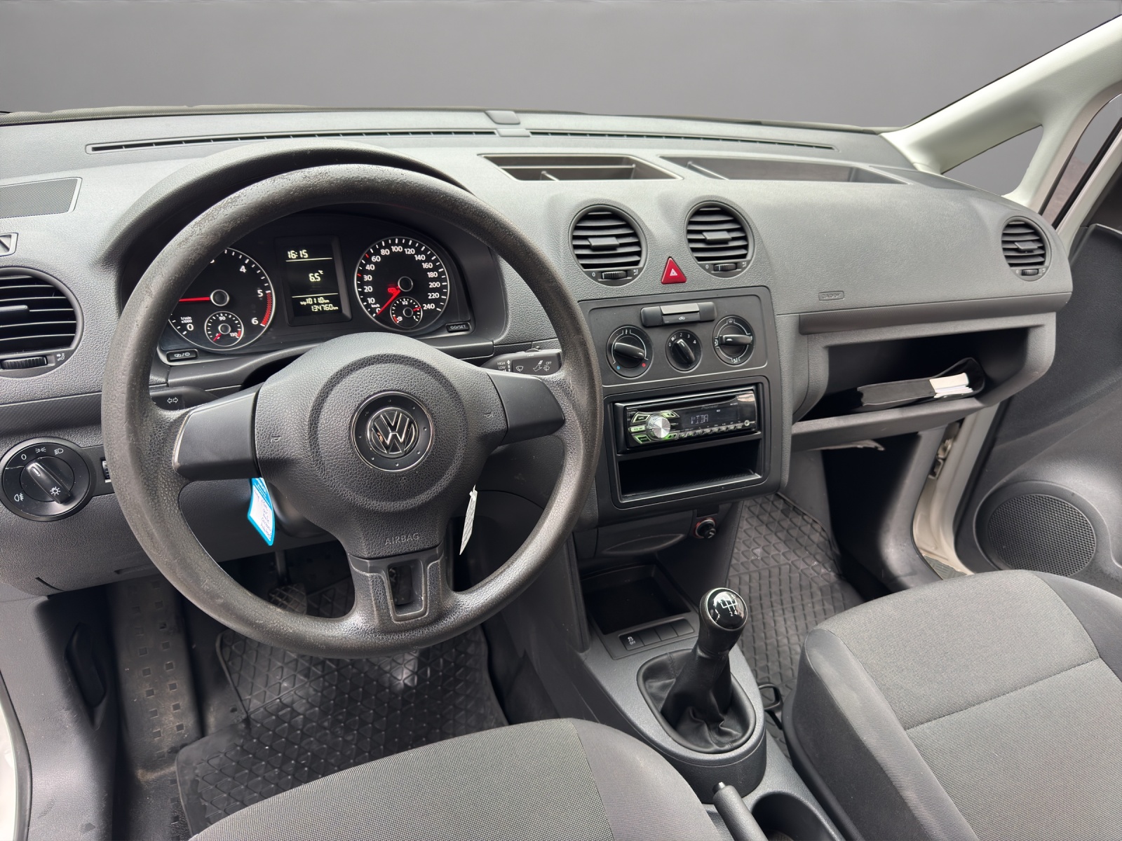 VW Caddy 1.6 TDI BlueMotion Technology-image-13